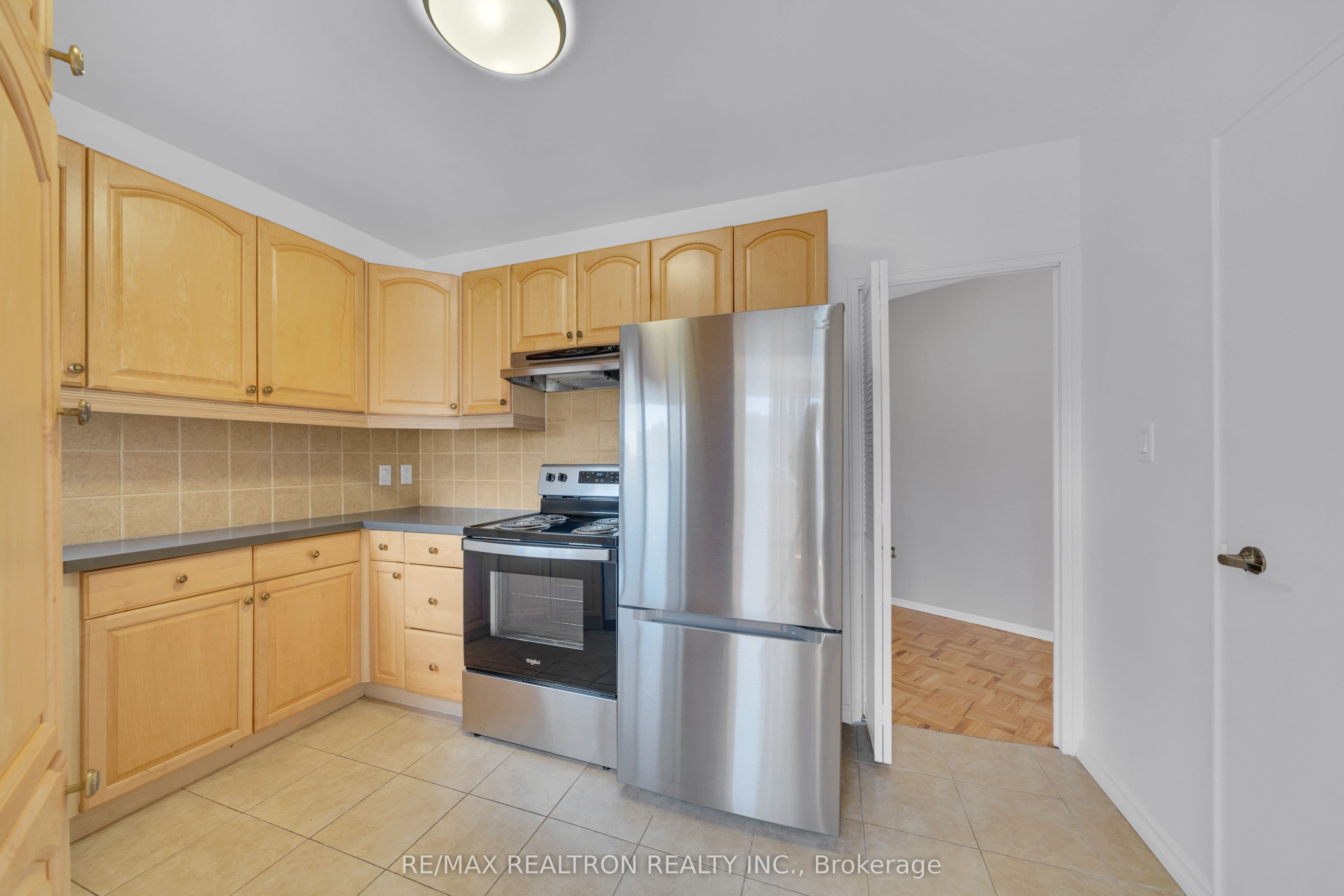 9 Deer Park Crescent 401, Toronto, ON M4V 2C4