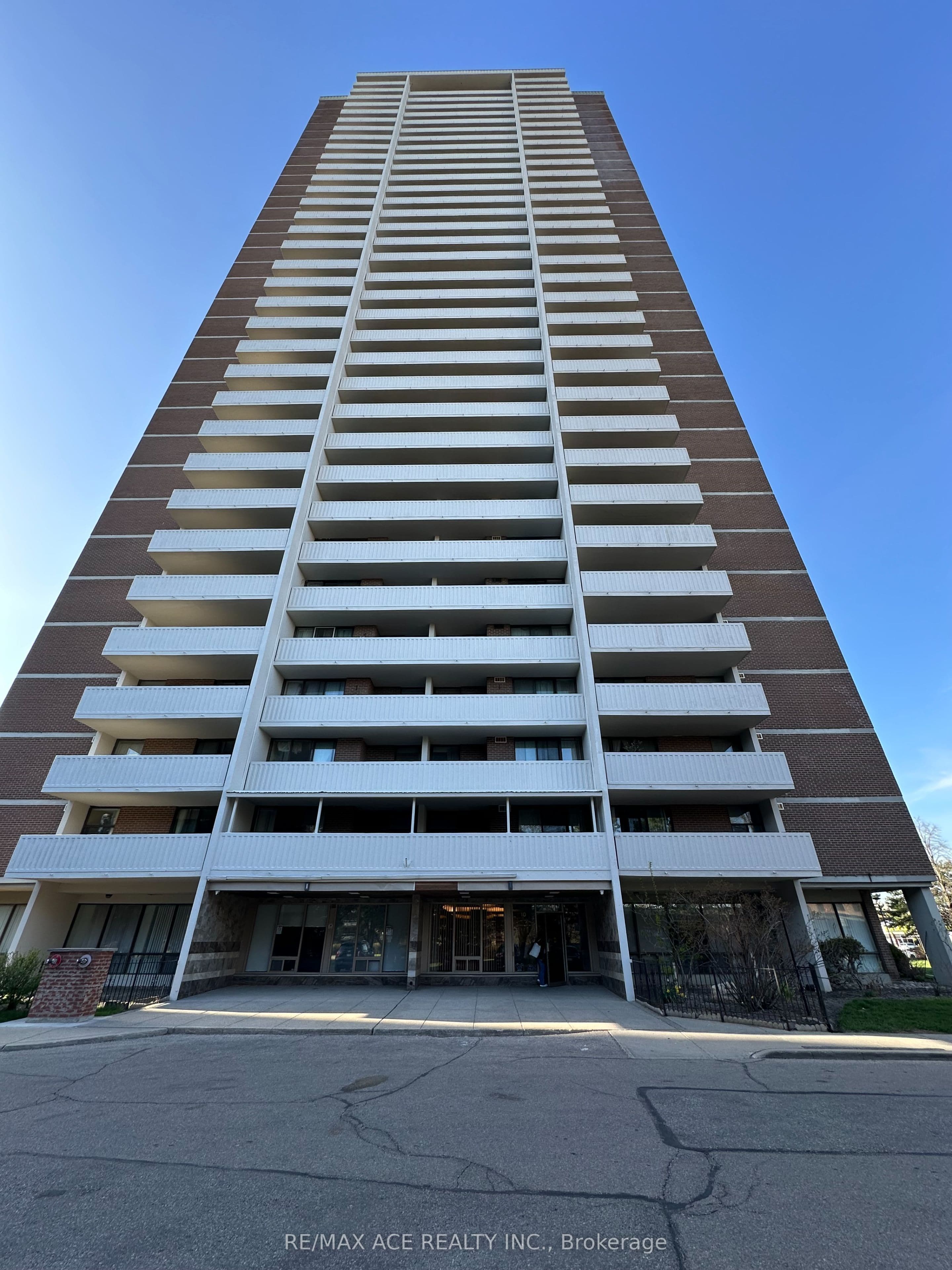 10 Tangreen Court 1504, Toronto, ON M2M 4B9