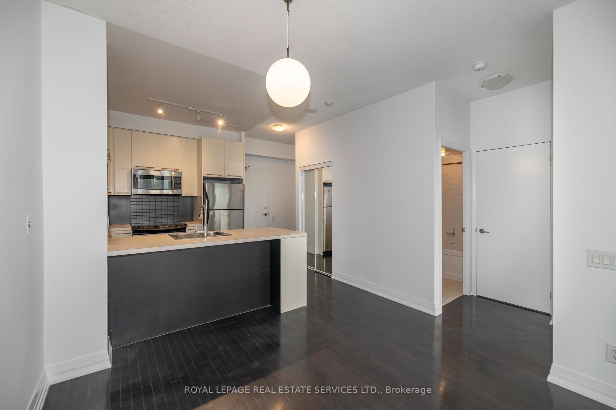 25 Carlton Street 603, Toronto, ON M5B 1L4