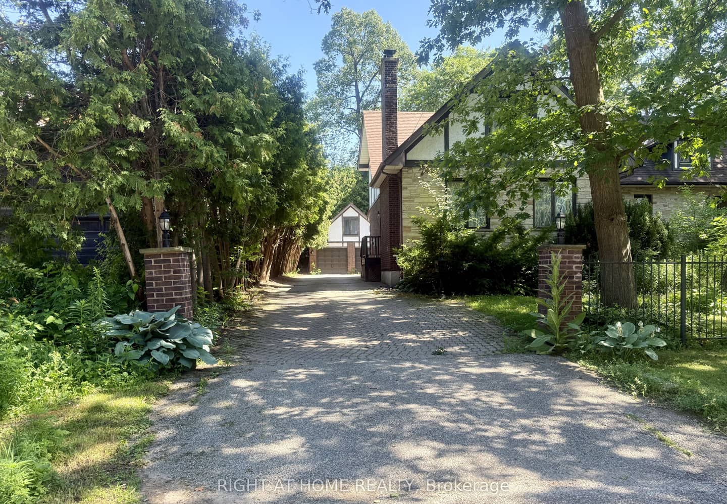 2123 Gordon Drive, Mississauga, ON L5B 1S6