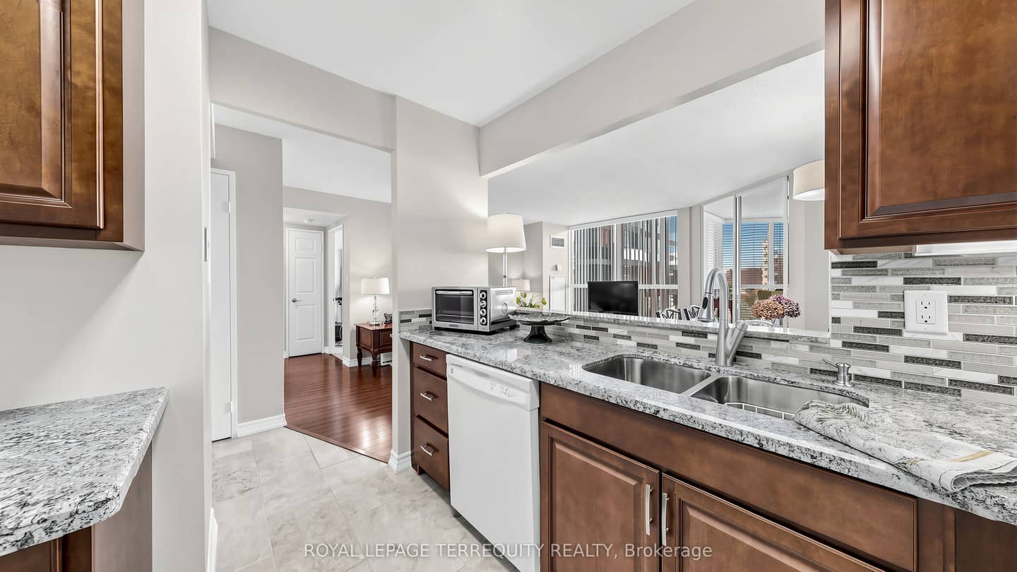 22 Southport Street 833, Toronto, ON M6S 4Y9