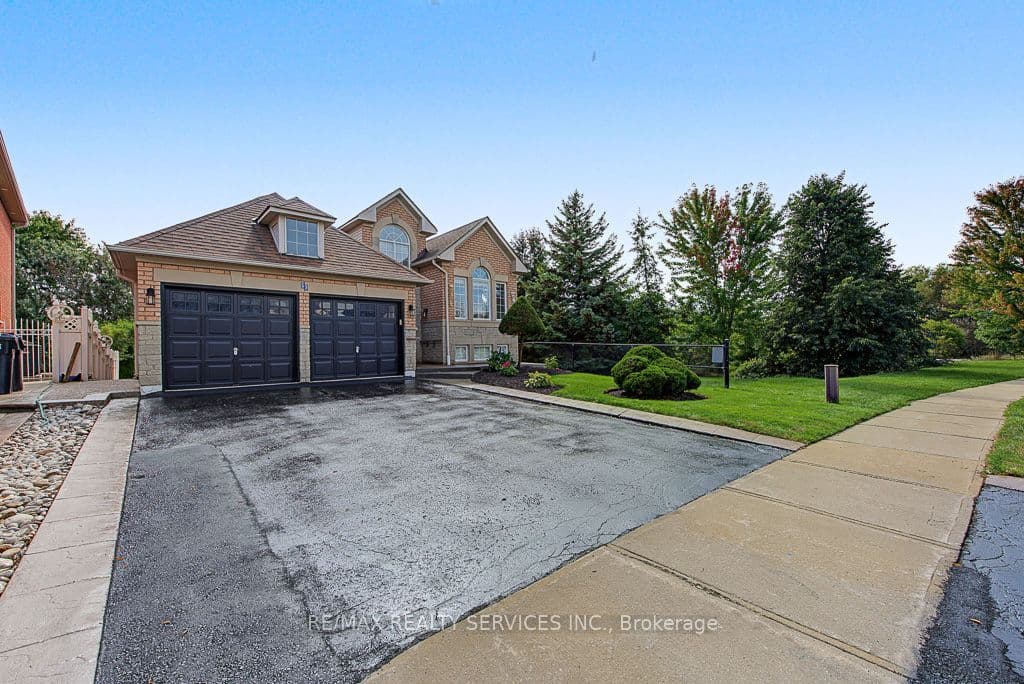 33 Woodvalley Drive, Brampton, ON L7A 1Z4