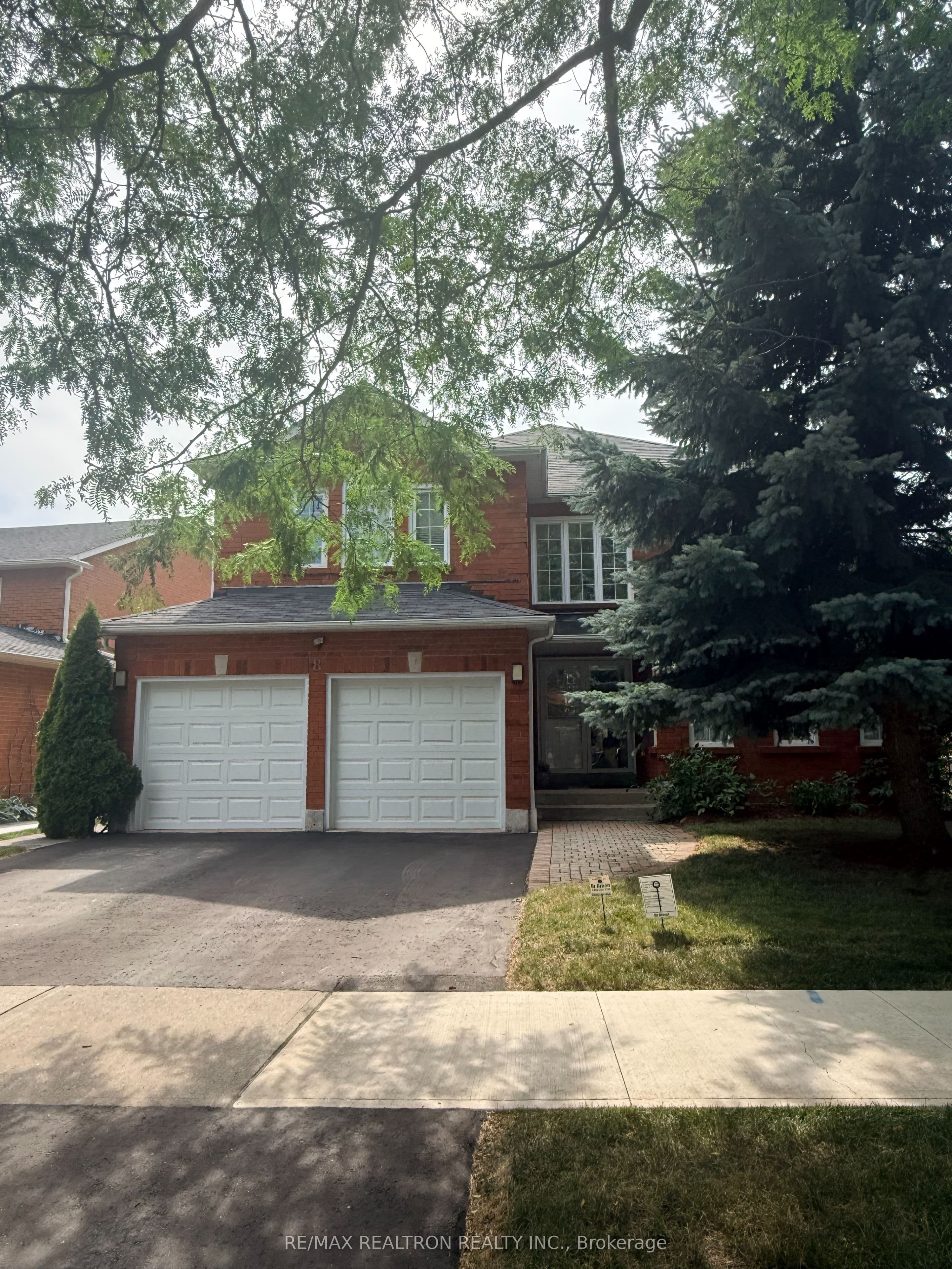 8 Waterdown Crescent, Whitby, ON L1R 1Z1