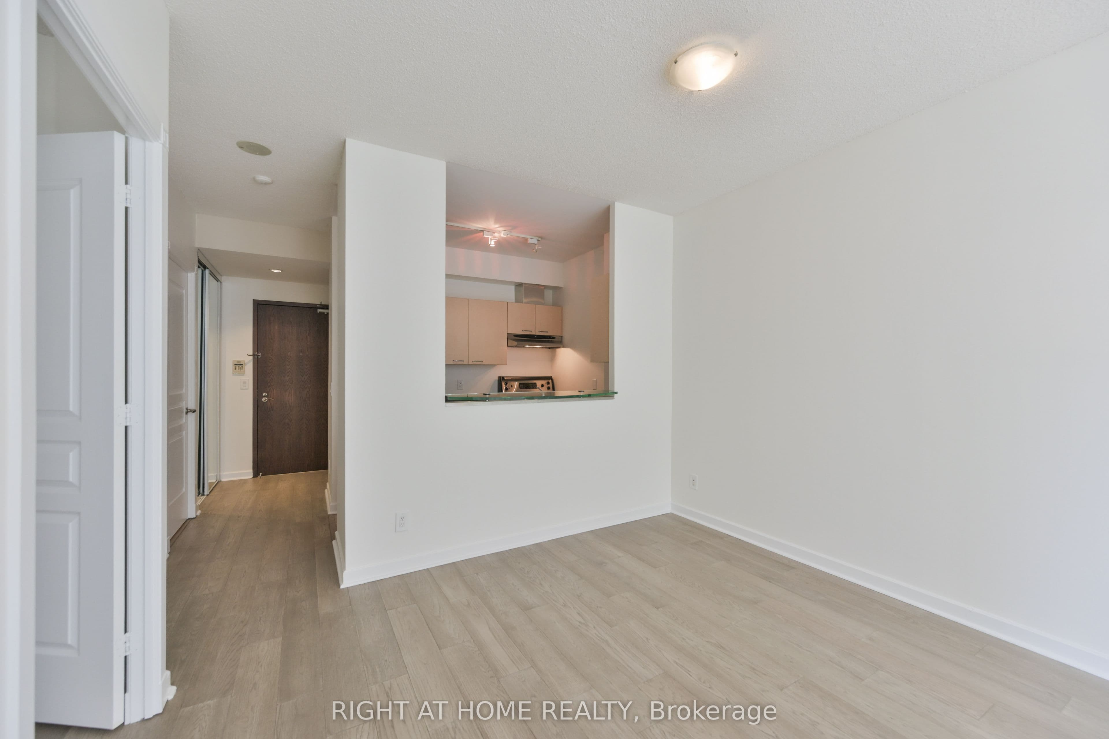 438 Richmond Street W 621, Toronto, ON M5V 3S6