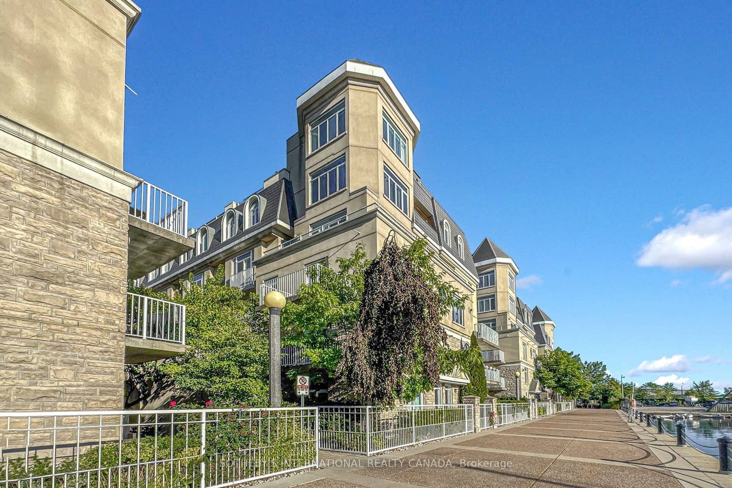 32 Stadium Road 377, Toronto, ON M5V 3P4