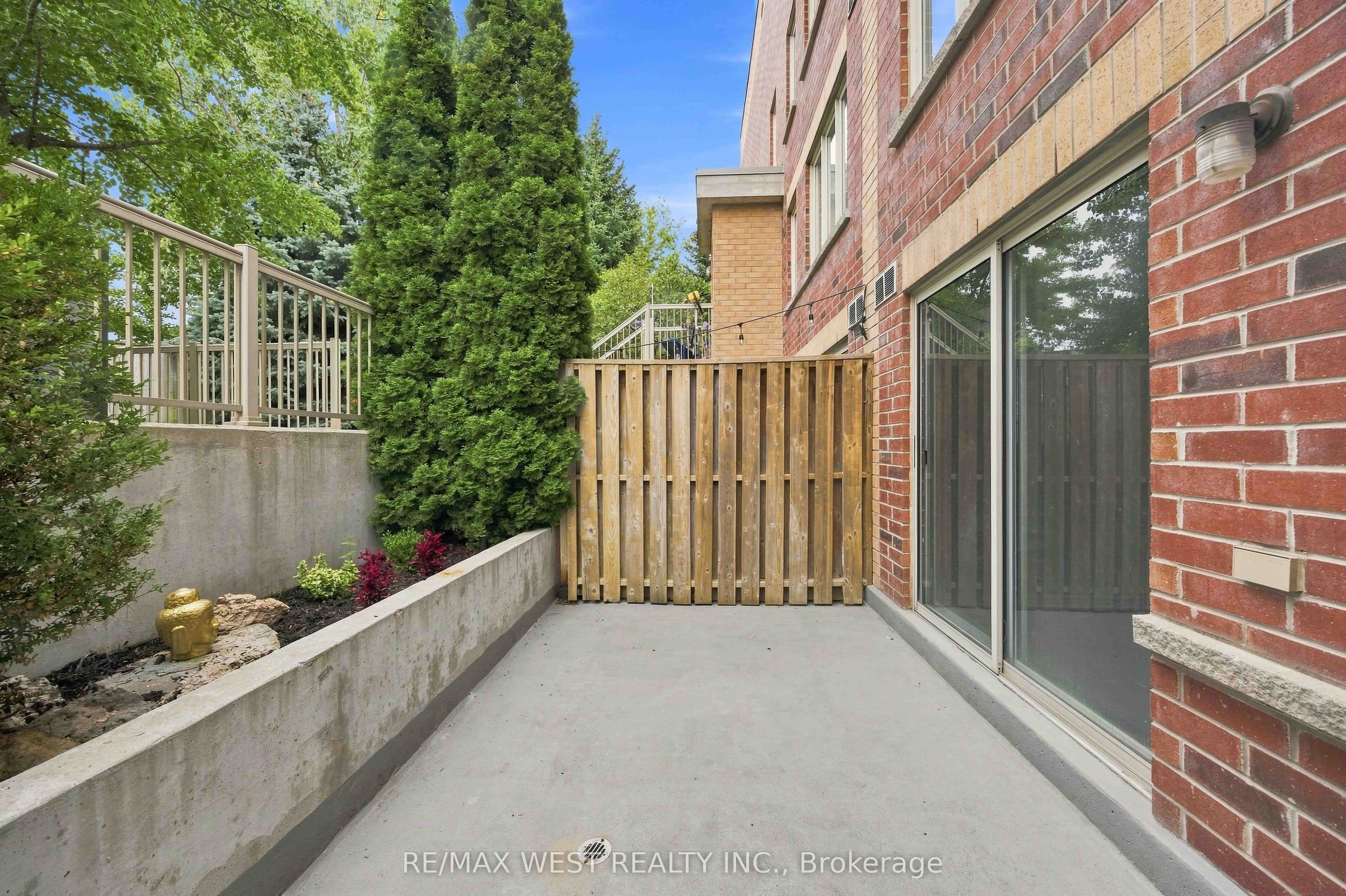 20 Elsie Lane 122, Toronto, ON M6P 3N9