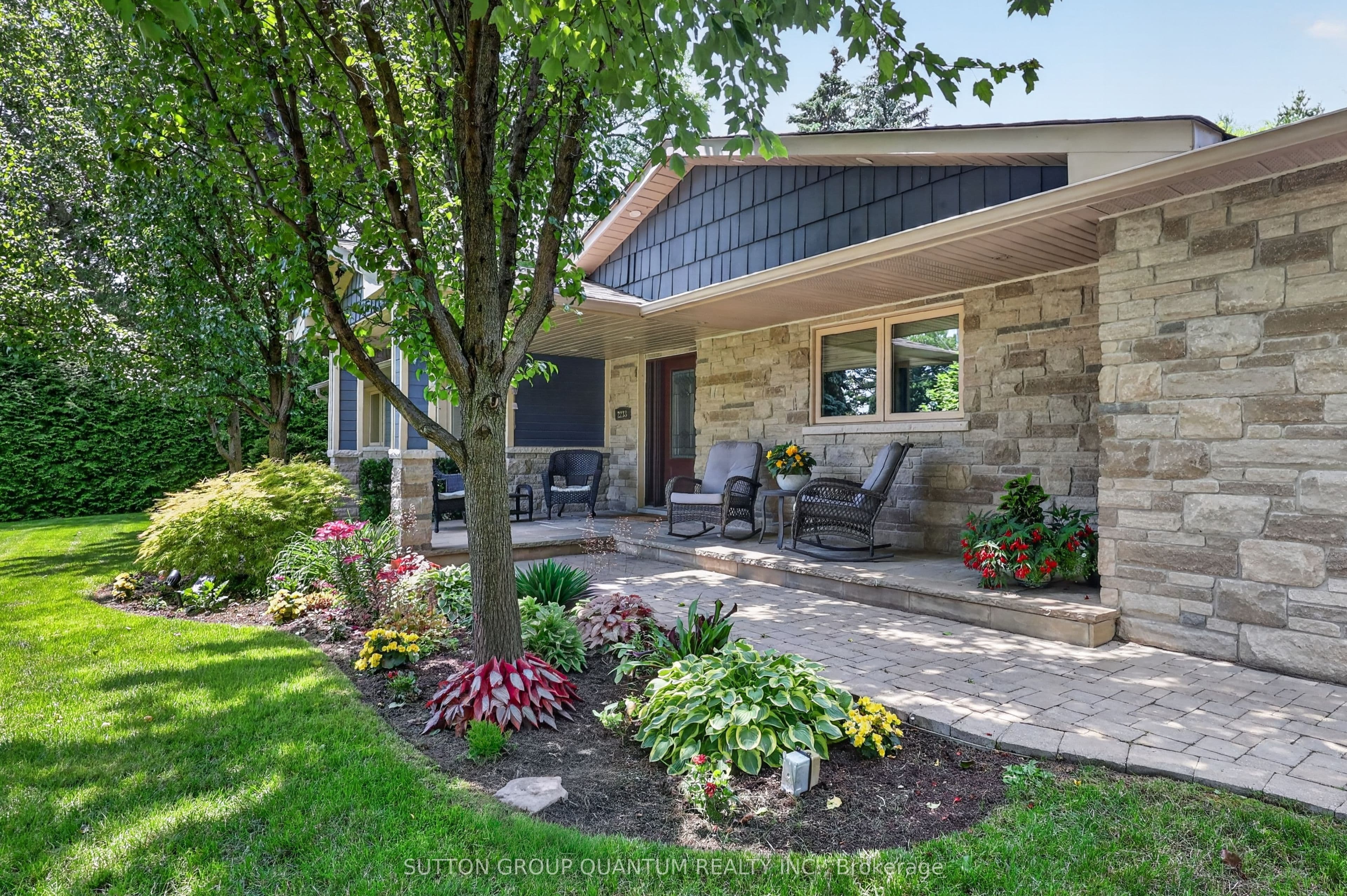 2233 Oneida Crescent, Mississauga, ON L5C 1V7