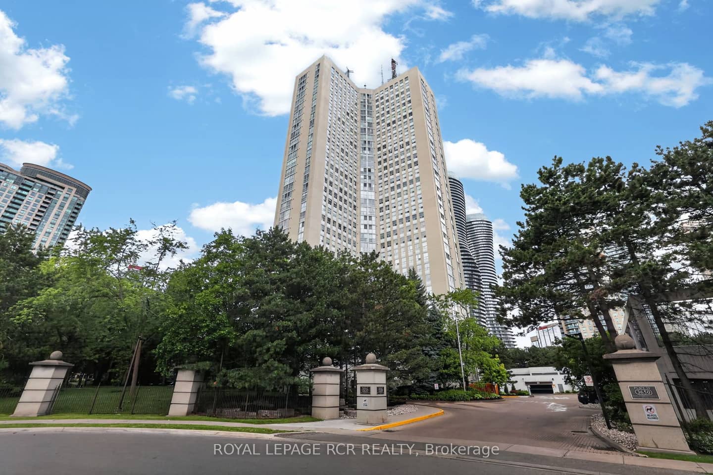 3650 Kaneff Crescent 303, Mississauga, ON L5A 4A1