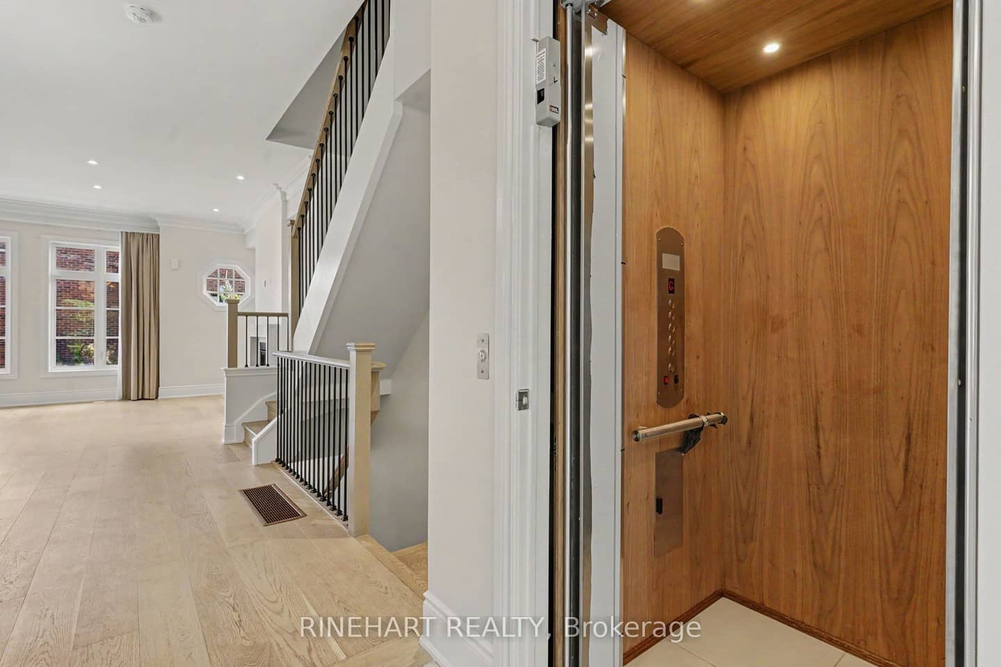 2082 Queensborough Gate, Mississauga, ON L5M 0X9