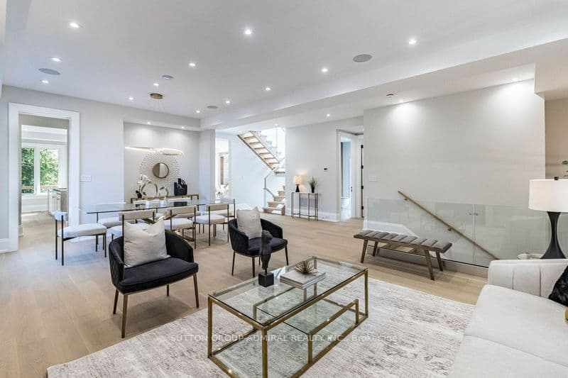25 Yorkview Drive, Toronto, ON M8Z 2G1