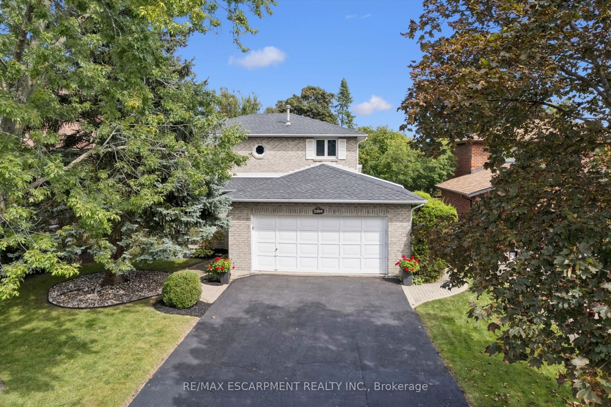 2203 Robin Drive, Mississauga, ON L5K 2L5