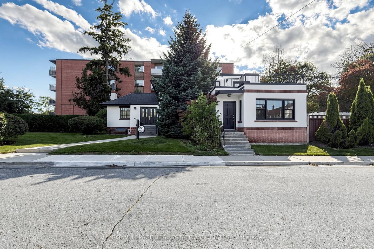 298 Lakeshore Road E, Mississauga, ON L5G 1H2