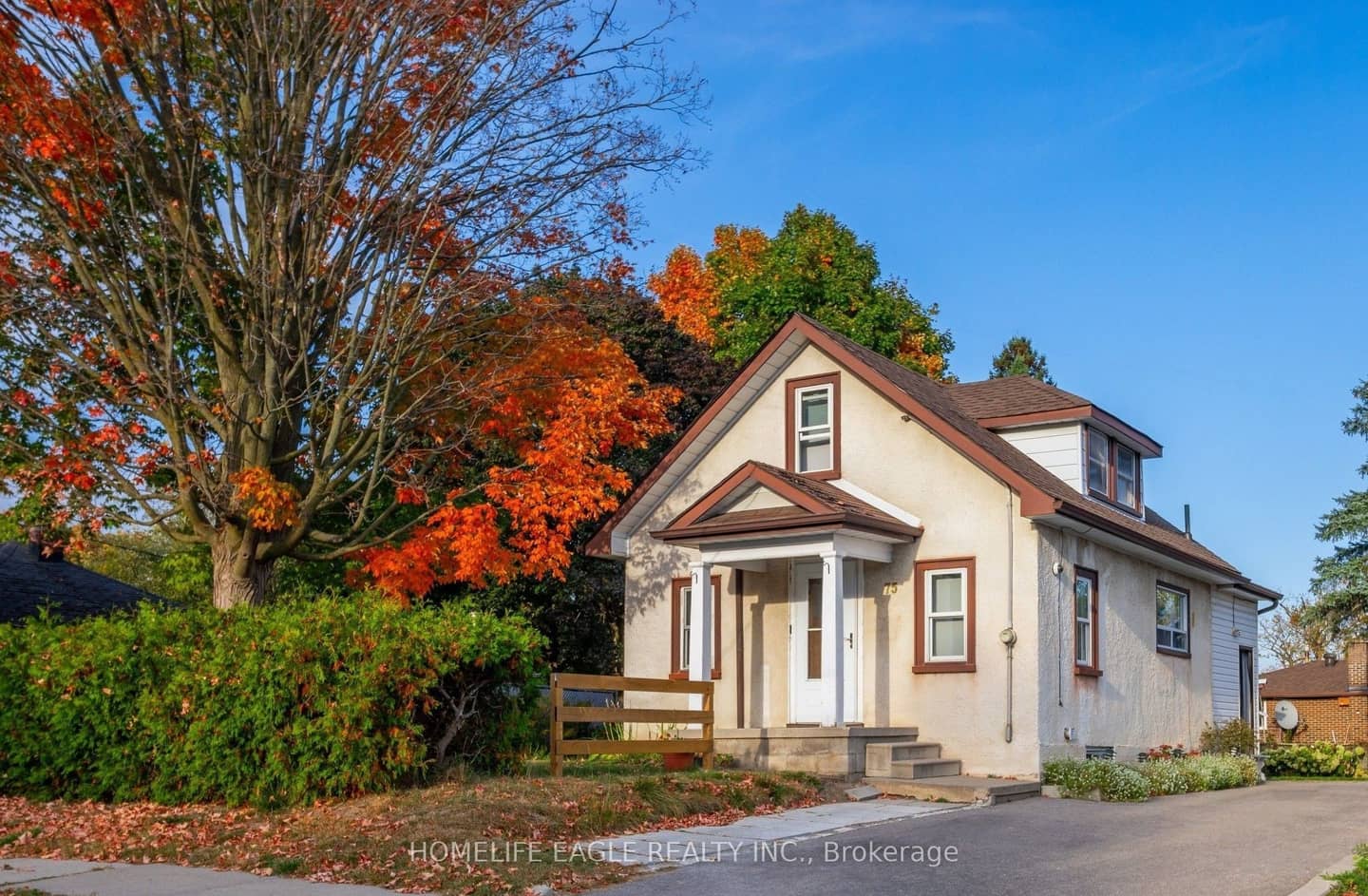 75 Denne Boulevard, Newmarket, ON L3Y 4H5