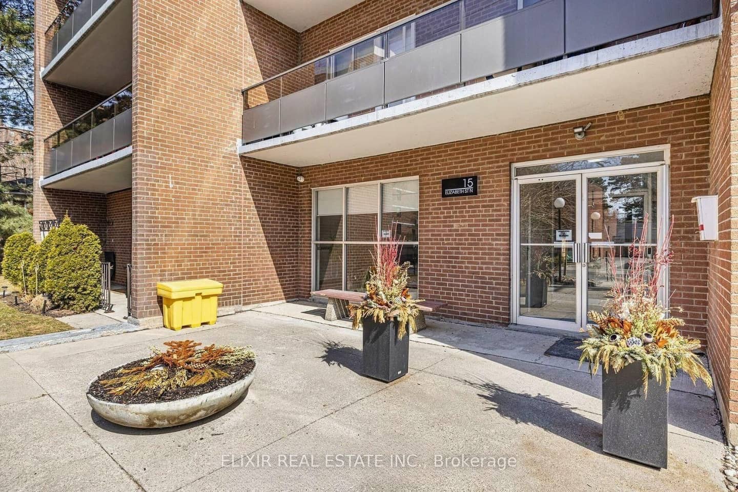 15 Elizabeth Street N 605, Mississauga, ON L5G 2Z3