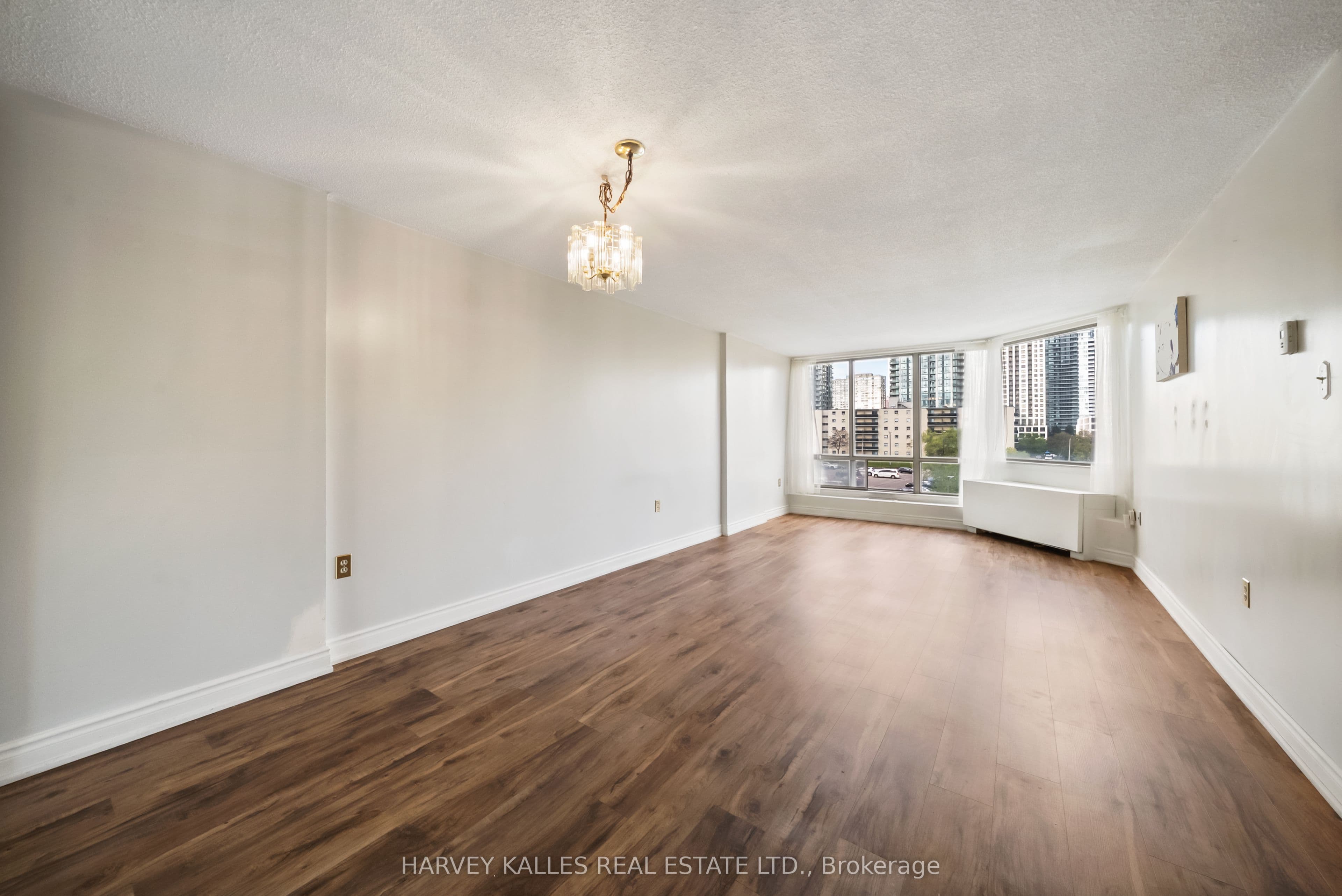 25 Fairview Road 505, Mississauga, ON L5B 3Y8