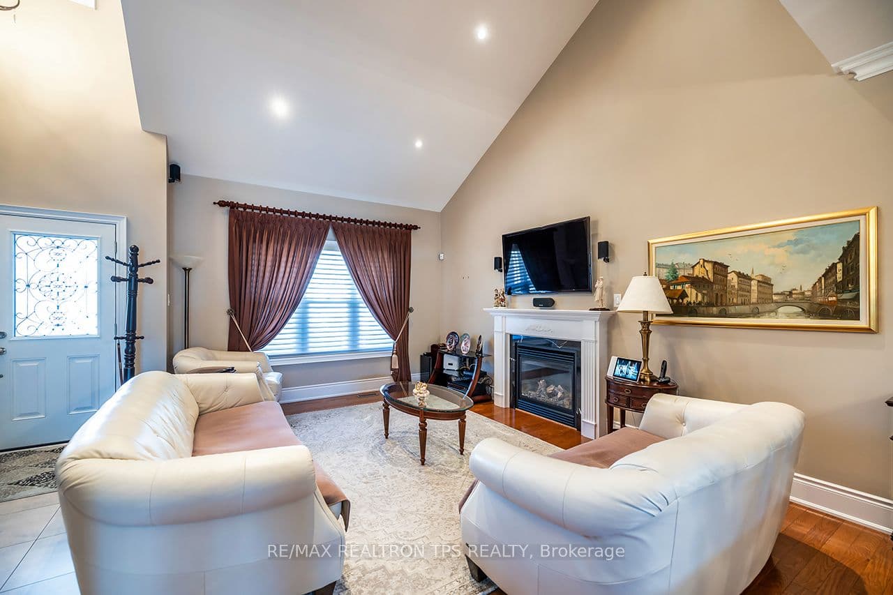 25 Leafield Drive, Toronto, ON M1W 2R2