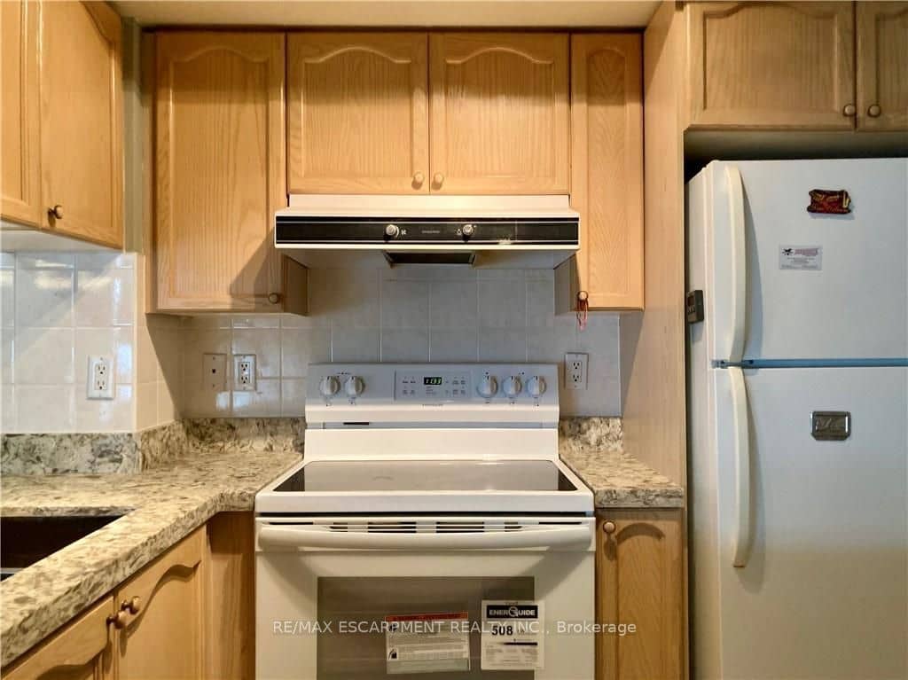 909 Bay Street 2304, Toronto, ON M5S 3G2