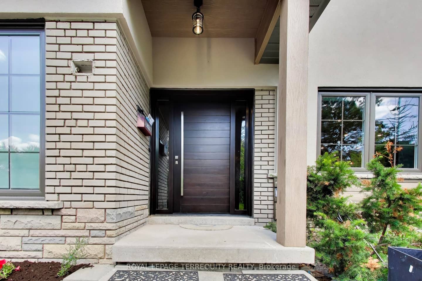 1621 Skyline Drive, Mississauga, ON L5E 2W9