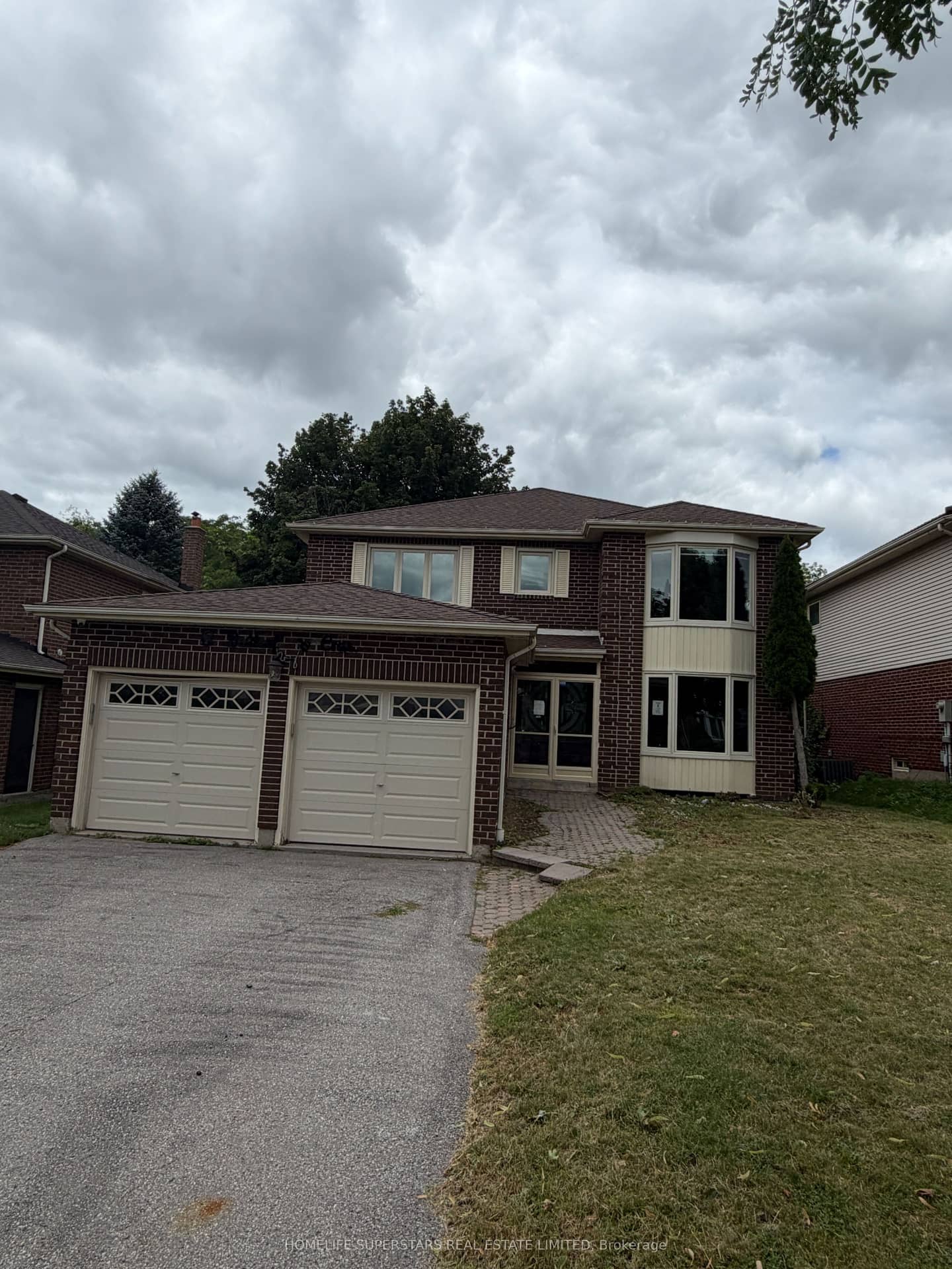 8 Butterfield Crescent, Whitby, ON L1R 1J2