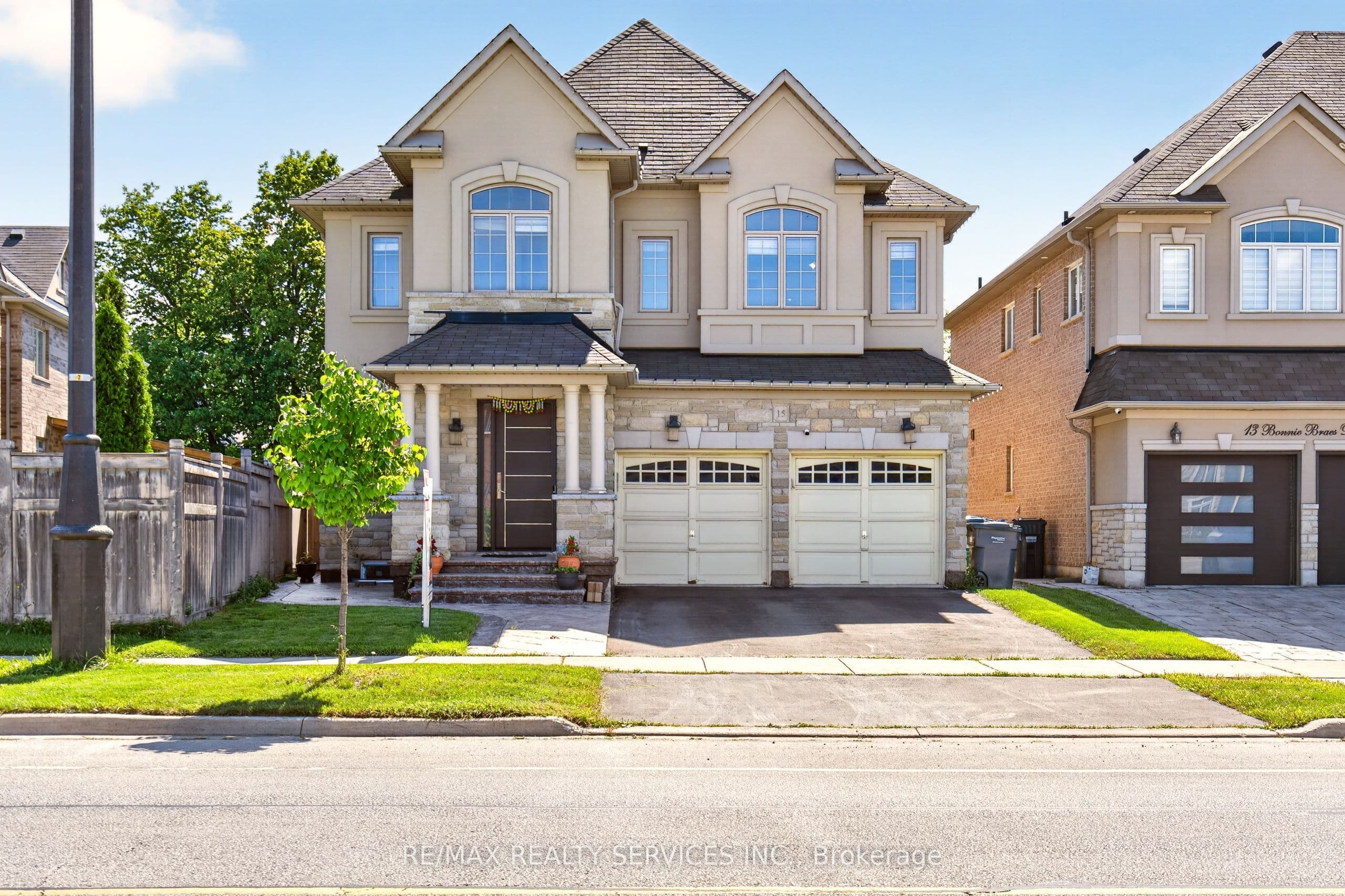 15 Bonnie Braes Drive, Brampton, ON L6Y 0X5