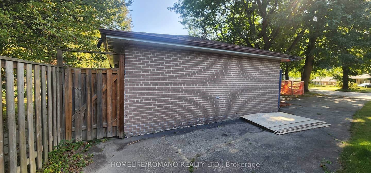 14 Threadneedle Crescent, Toronto, ON M2H 1Z4