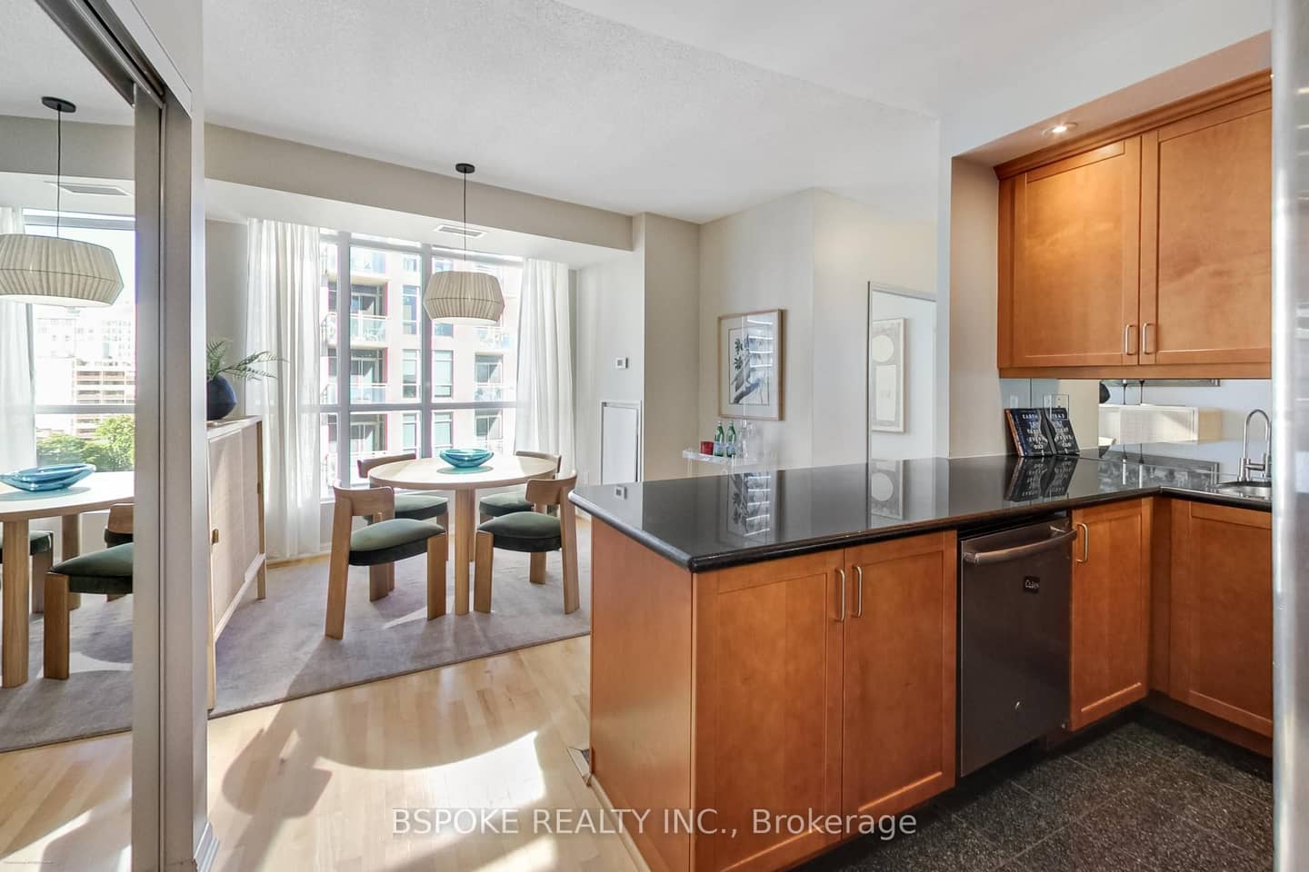 628 Fleet Street 825, Toronto, ON M5V 1A8