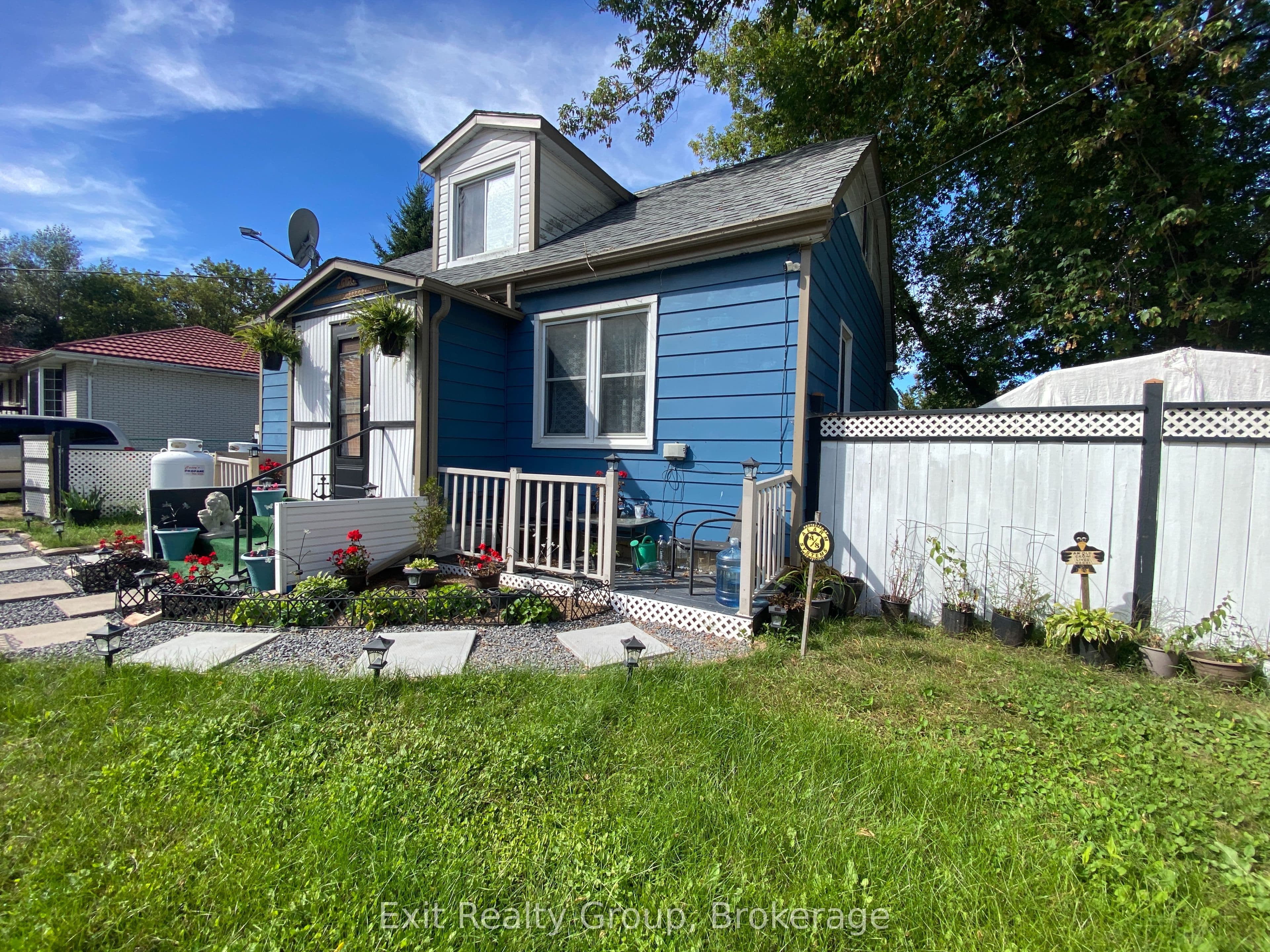 33 Glastonbury Road, Addington Highlands, ON K0H 2G0