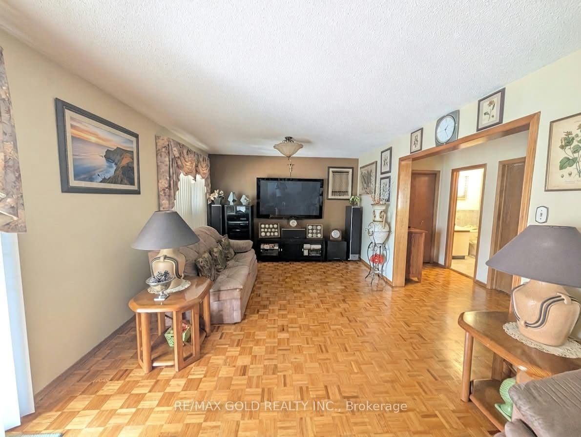16 Cassis Drive, Toronto, ON M9V 4Z6