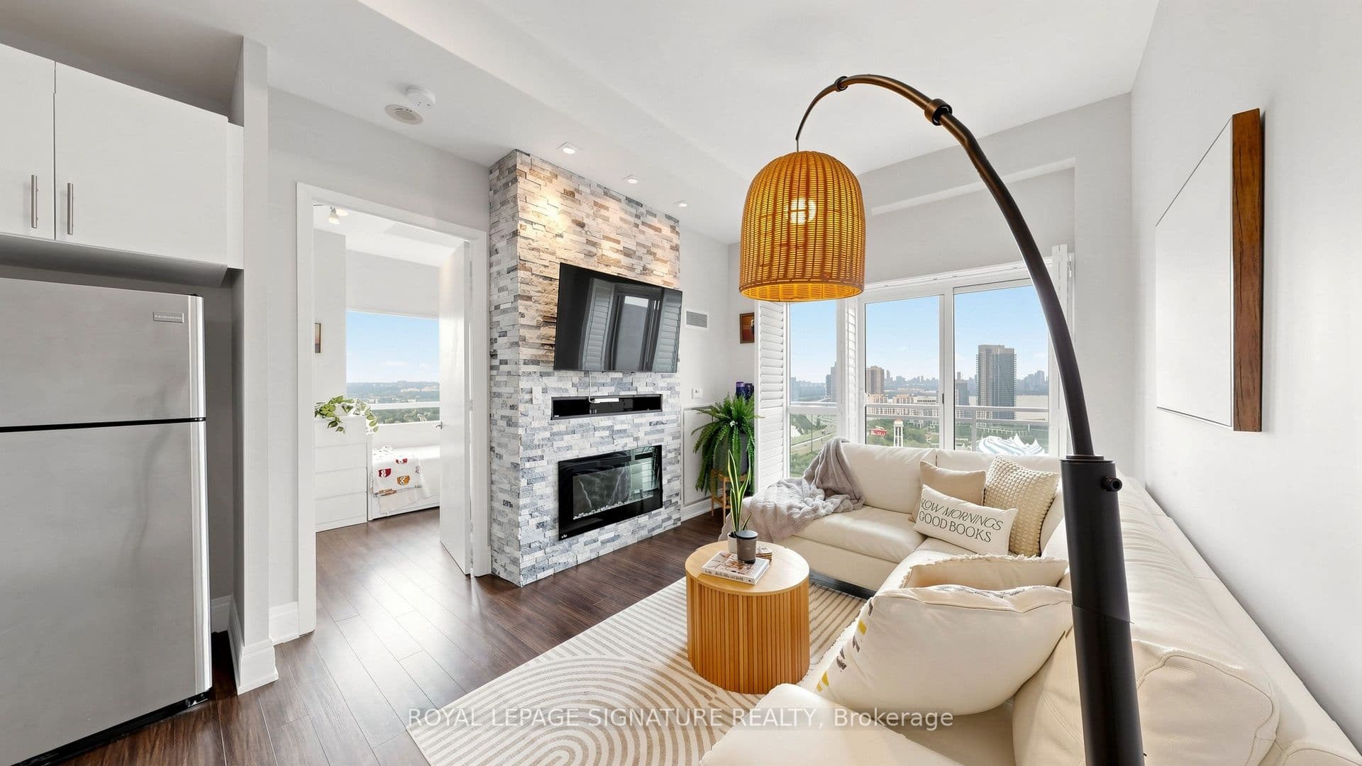 165 Legion Road 2524, Toronto, ON M8Y 0B3