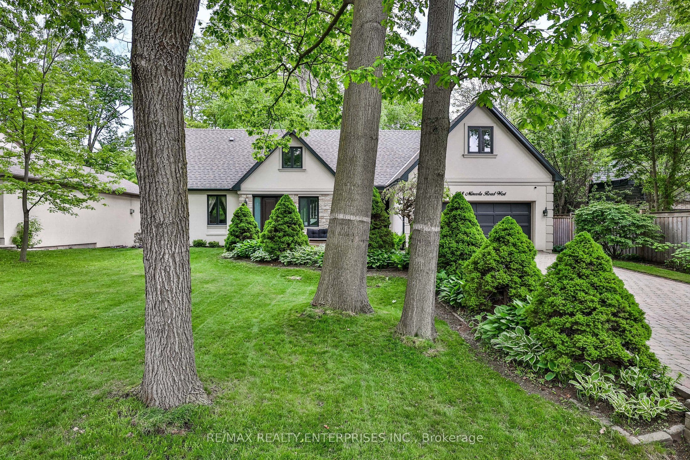 208 Mineola Road W, Mississauga, ON L5G 2C7