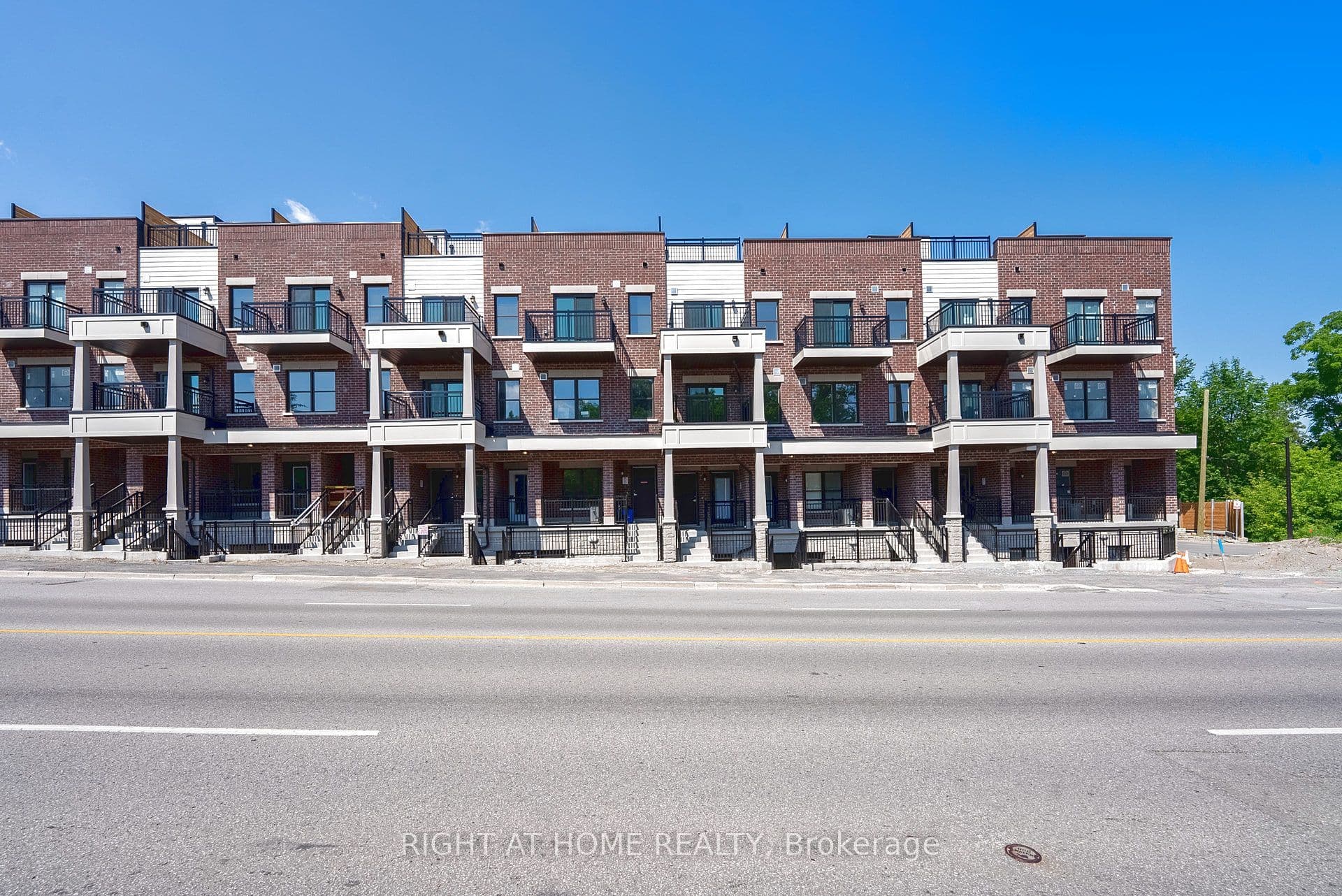 15100 Yonge Street 102, Aurora, ON L4G 4C8