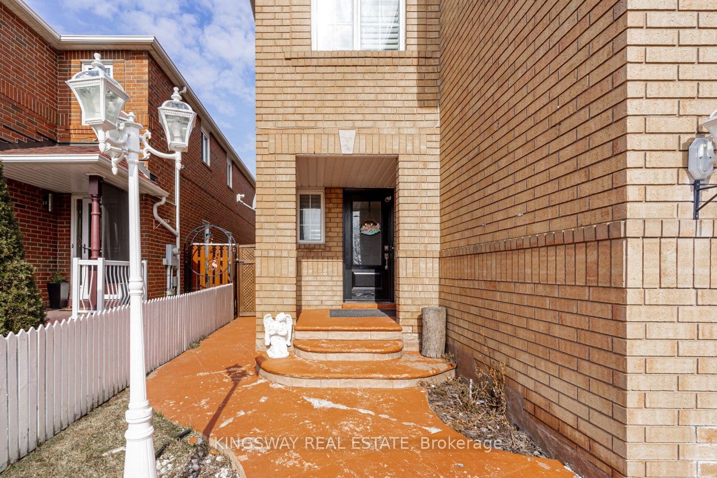 891 STONEBRIDGE Avenue, Mississauga, ON L5V 2L3