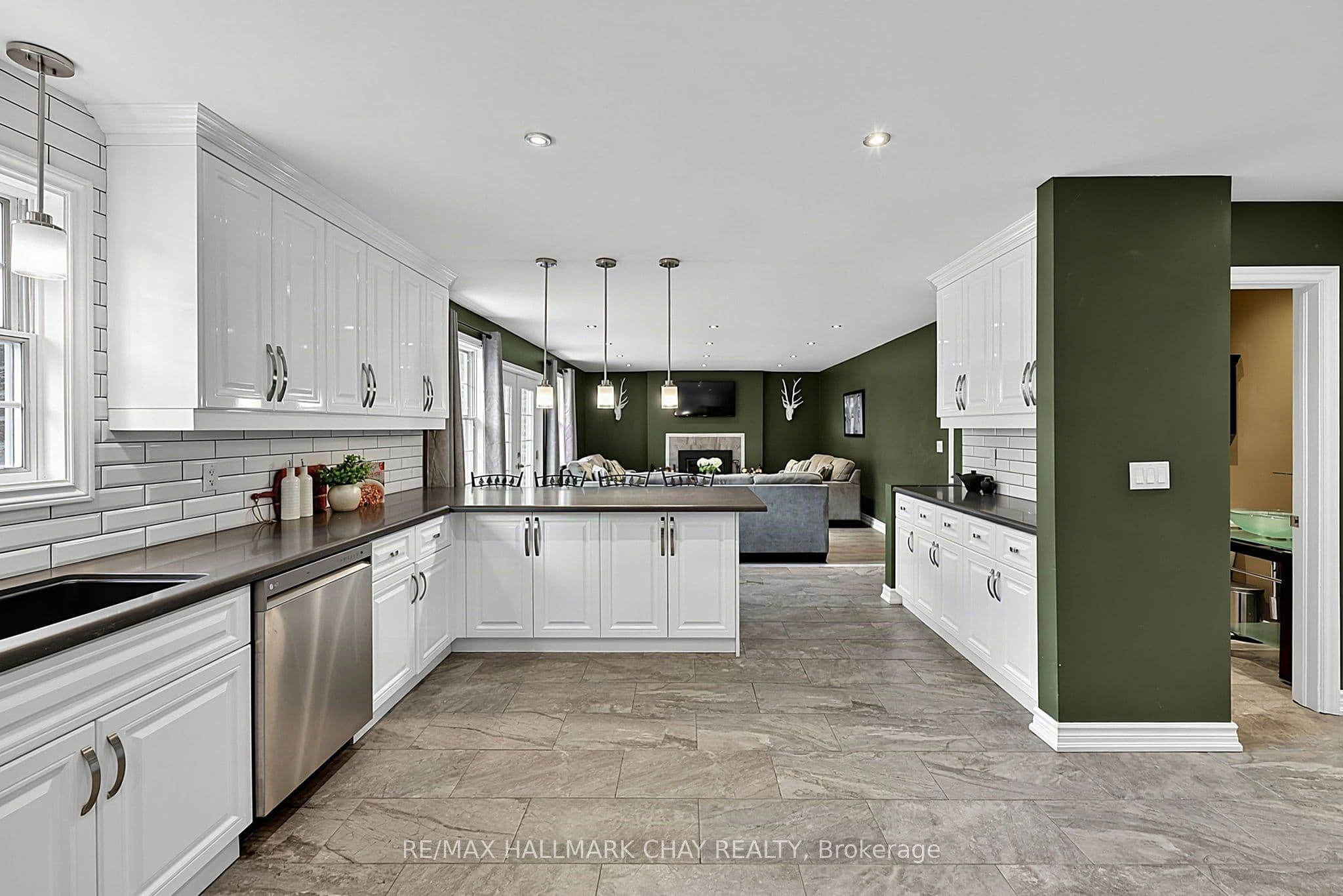 334 Parkwood Avenue, Bradford West Gwillimbury, ON L3Z 2E4