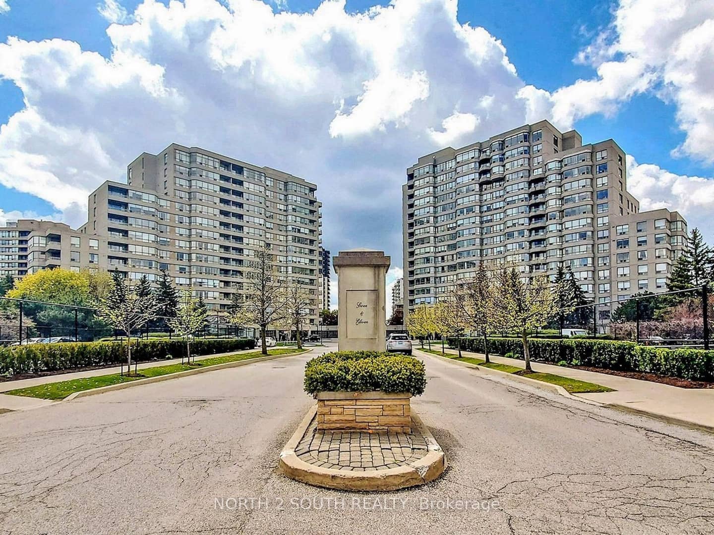 11 Townsgate Drive 401, Vaughan, ON L4J 8G4
