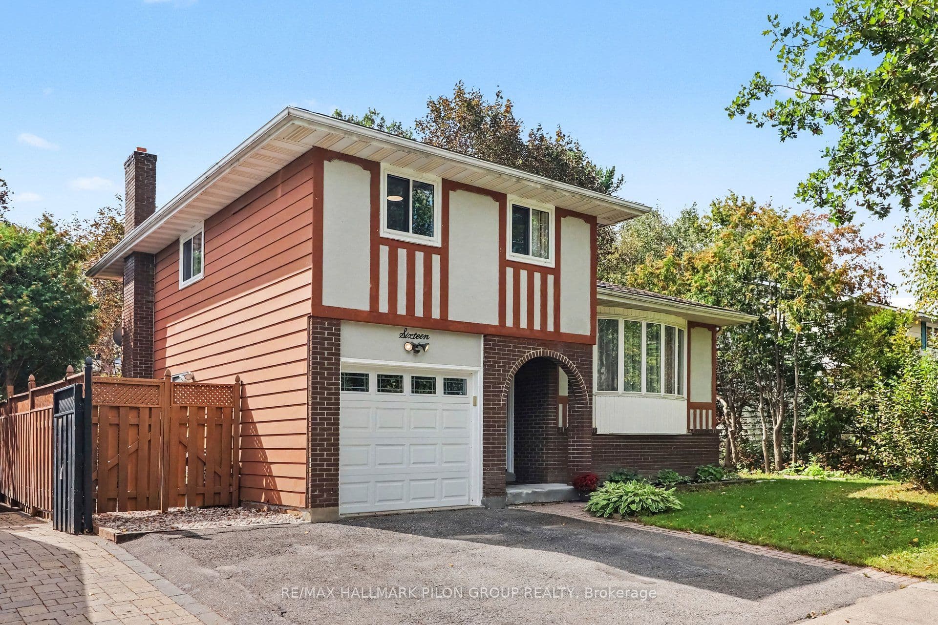 16 Eastpark Drive, Blackburn Hamlet, ON K1B 3Z8