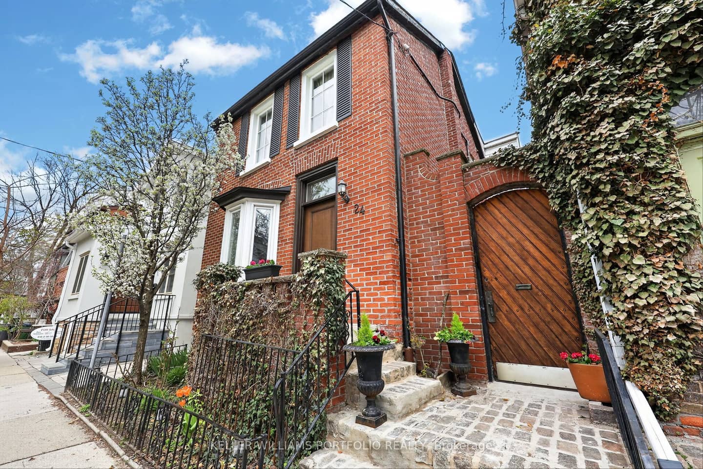 24 Bishop Street, Toronto, ON M5R 1N2