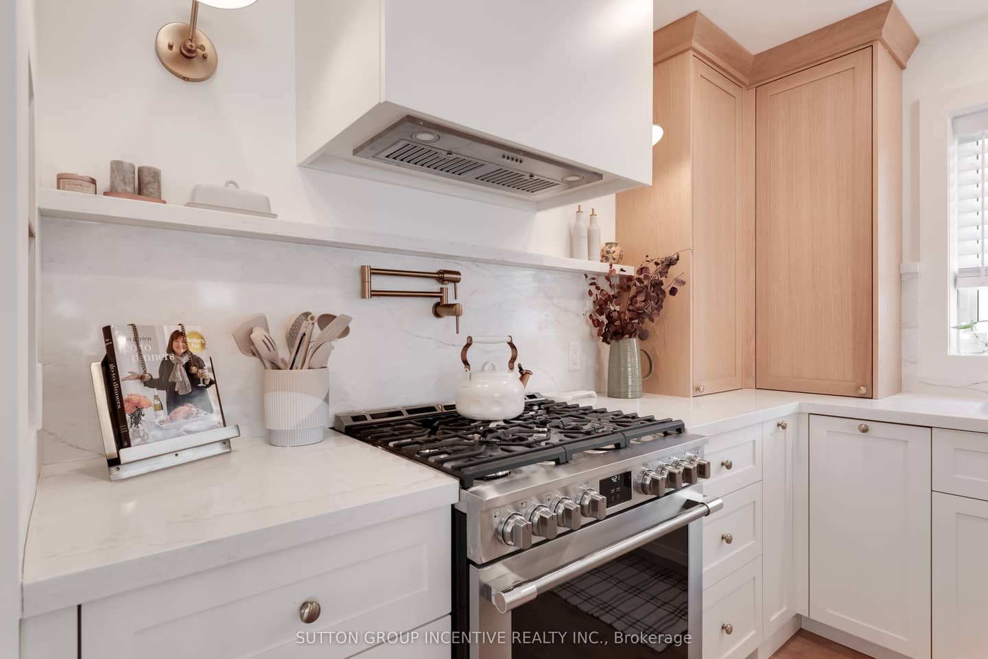 16 Robindale Avenue, Toronto, ON M8W 4A9