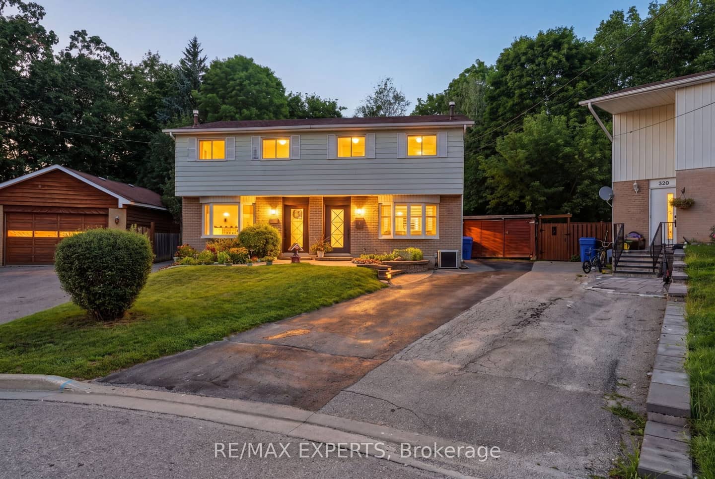 326 Oakwood Court, Newmarket, ON L3Y 3C8
