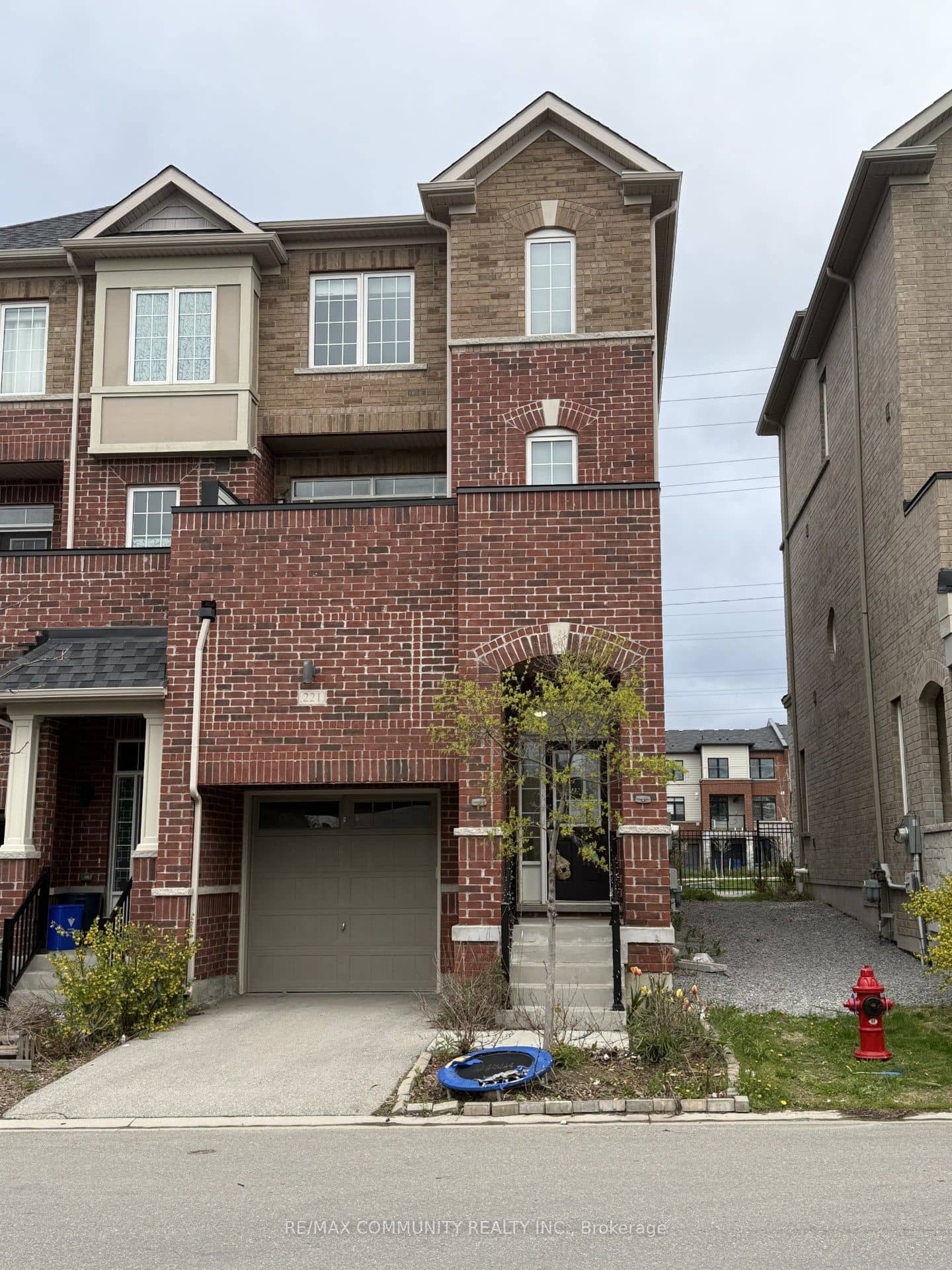 221 Harding Park Street N, Newmarket, ON L3Y 0E3