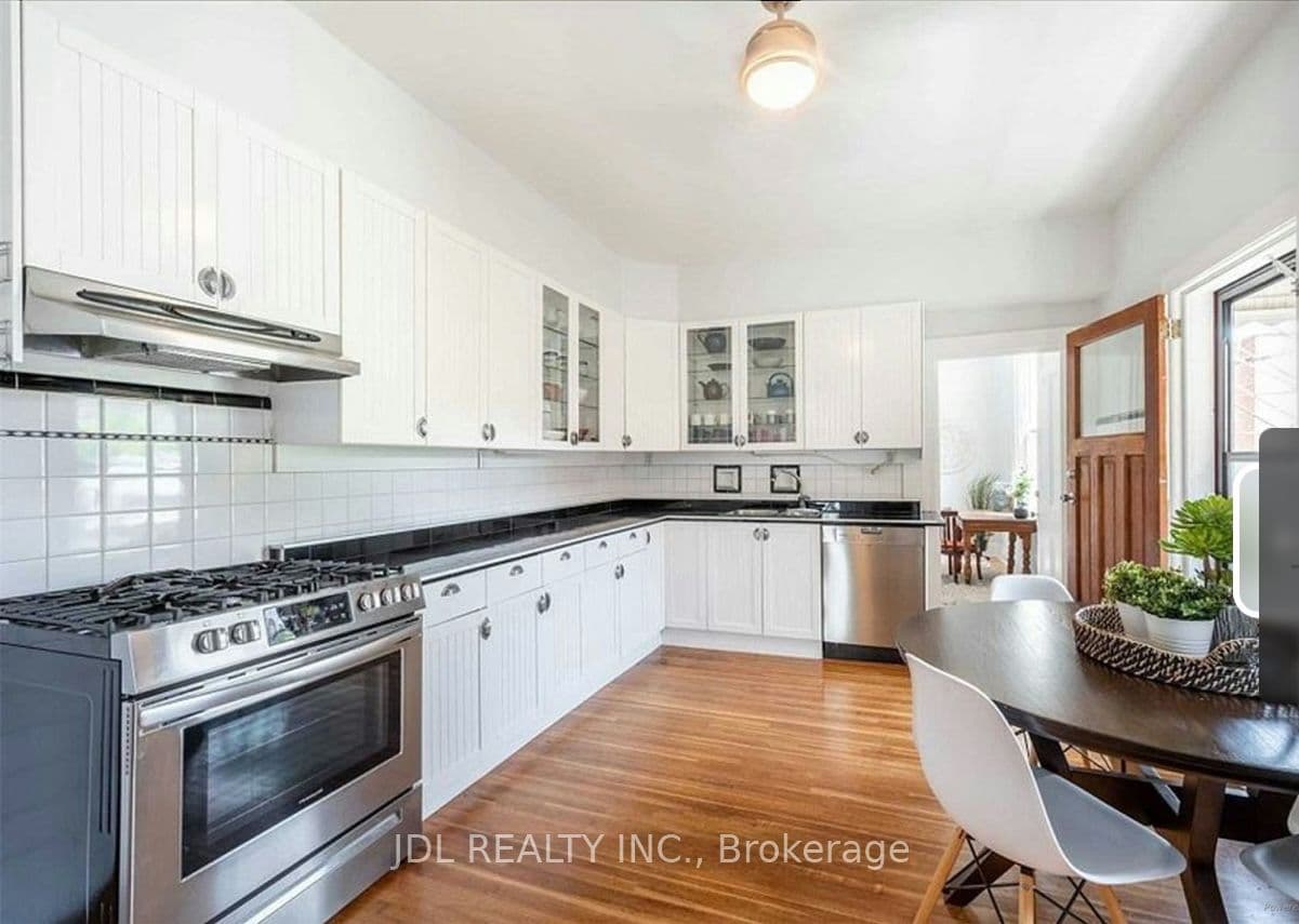 137 Denison Ave Avenue Suite A 2nd Floor, Toronto, ON M5T 2N2