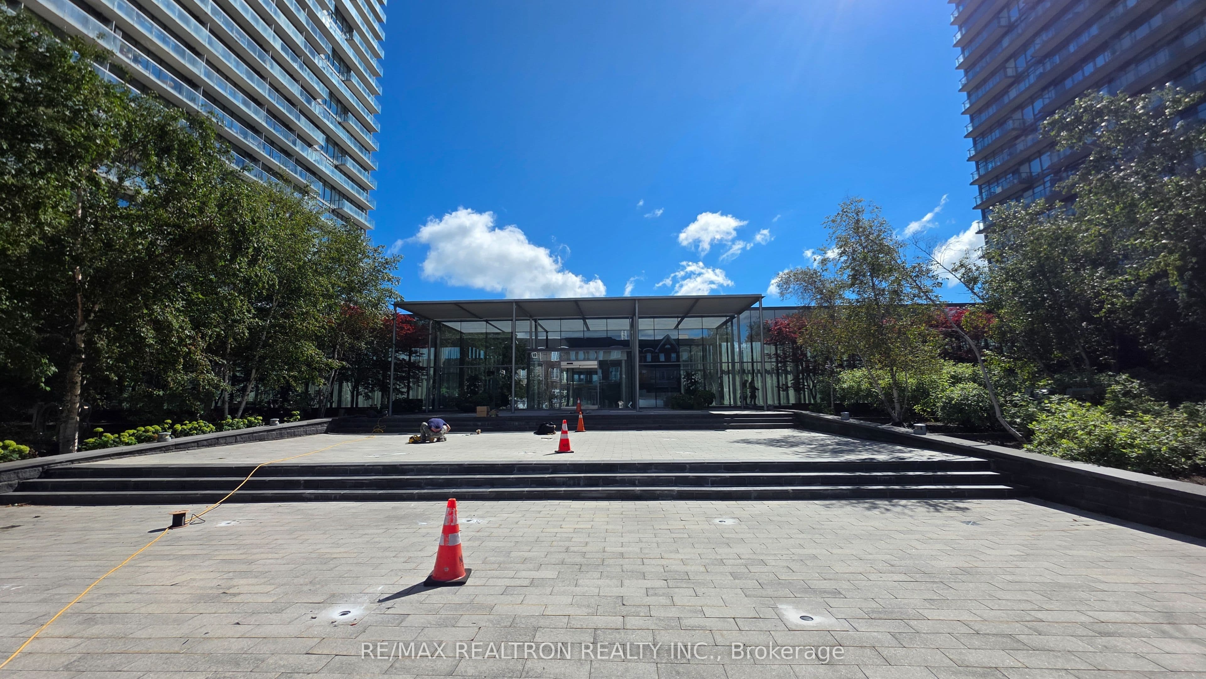105 The Queensway Avenue 607, Toronto, ON M6S 5B5
