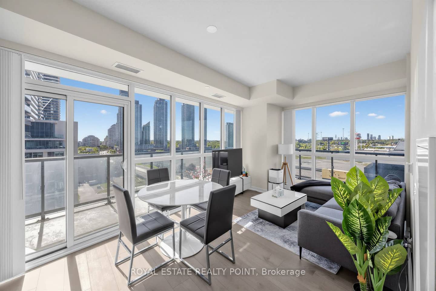 38 Annie Craig Drive 1008, Toronto, ON M5V 0G9