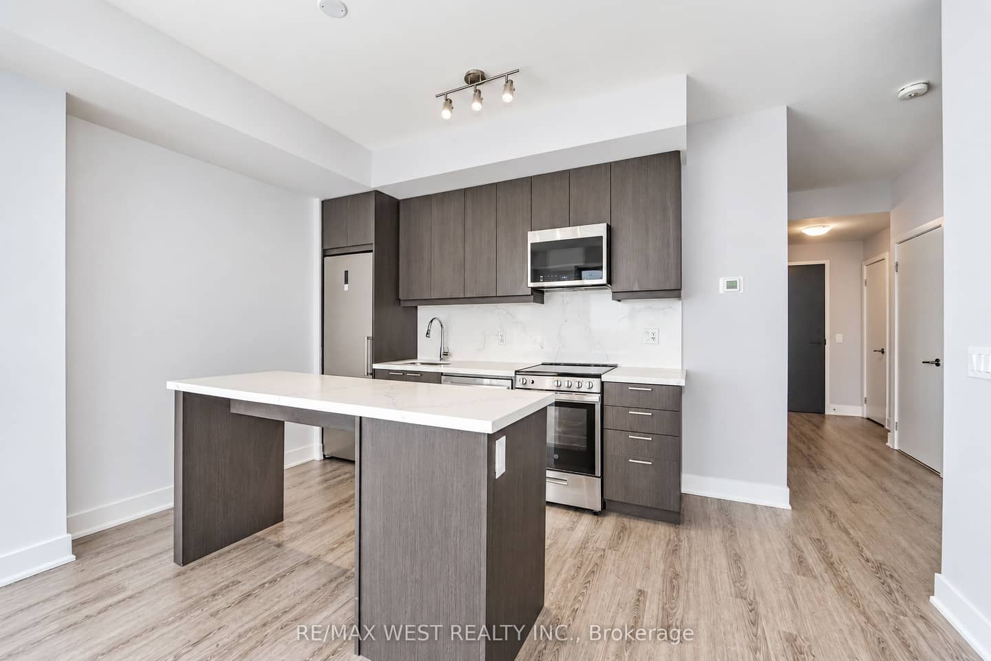 185 Deerfield Road 1103, Newmarket, ON L3Y 0G7