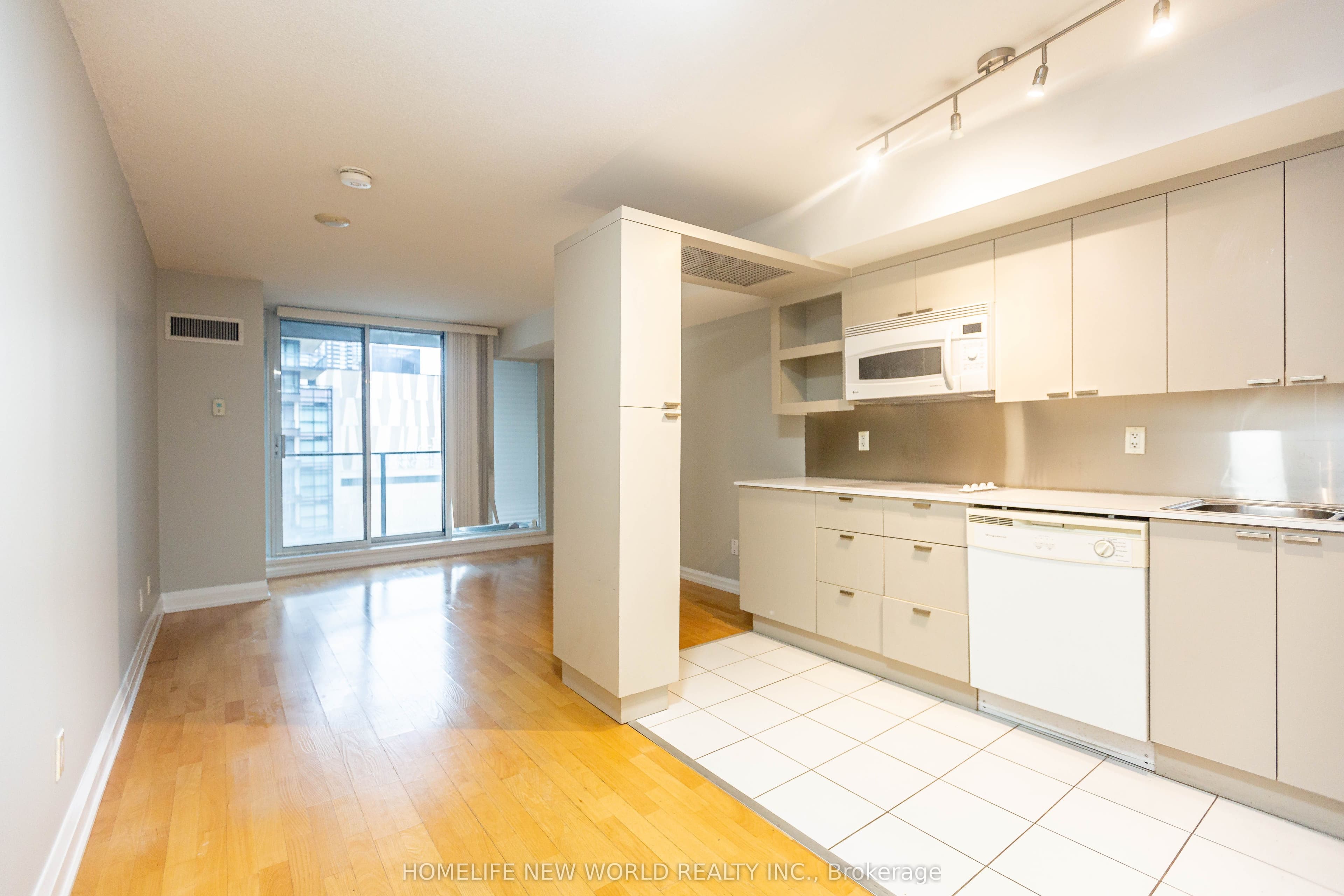 111 Elizabeth Street 951, Toronto, ON M5G 1P7