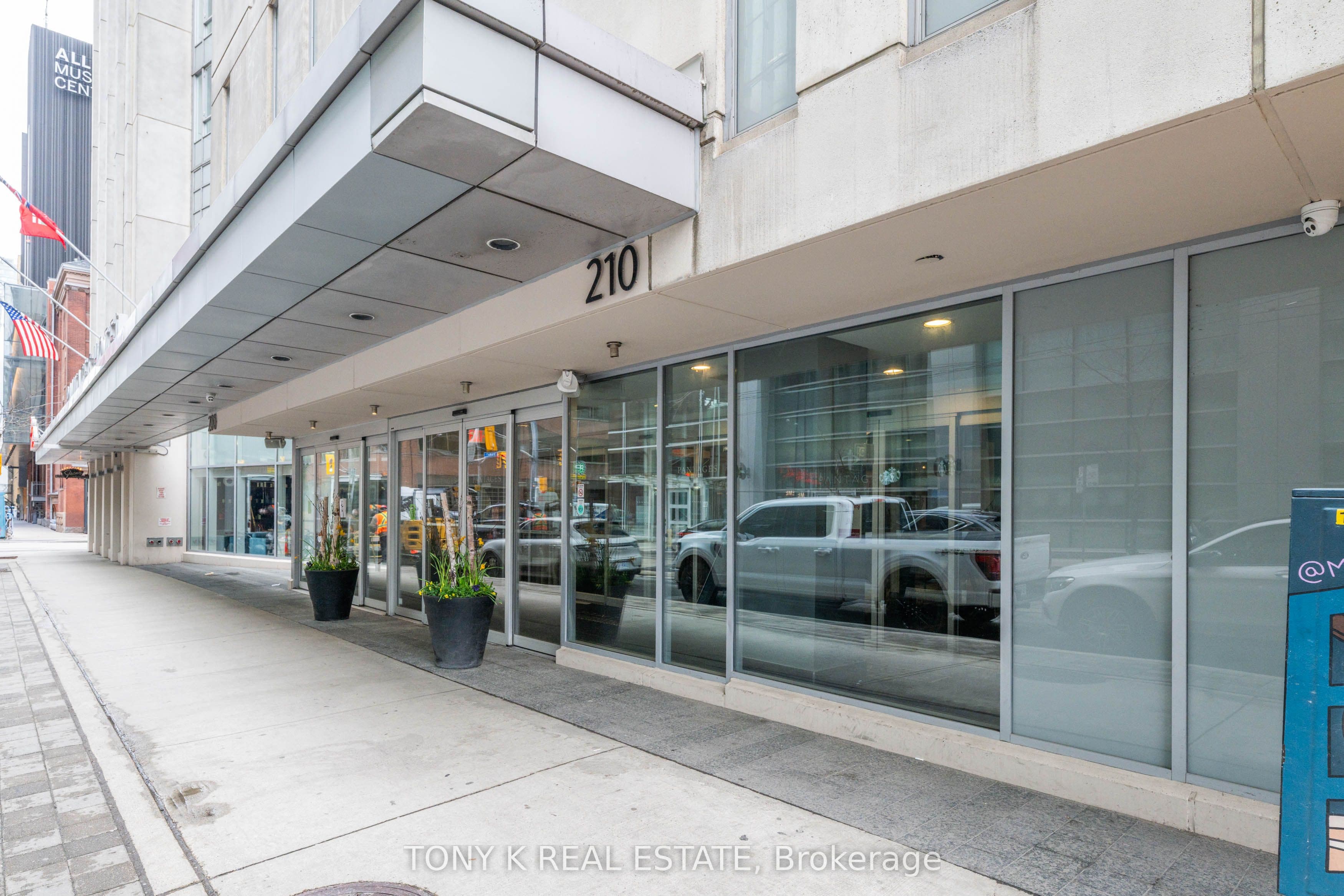 210 Victoria Street 2113, Toronto, ON M5B 2R3