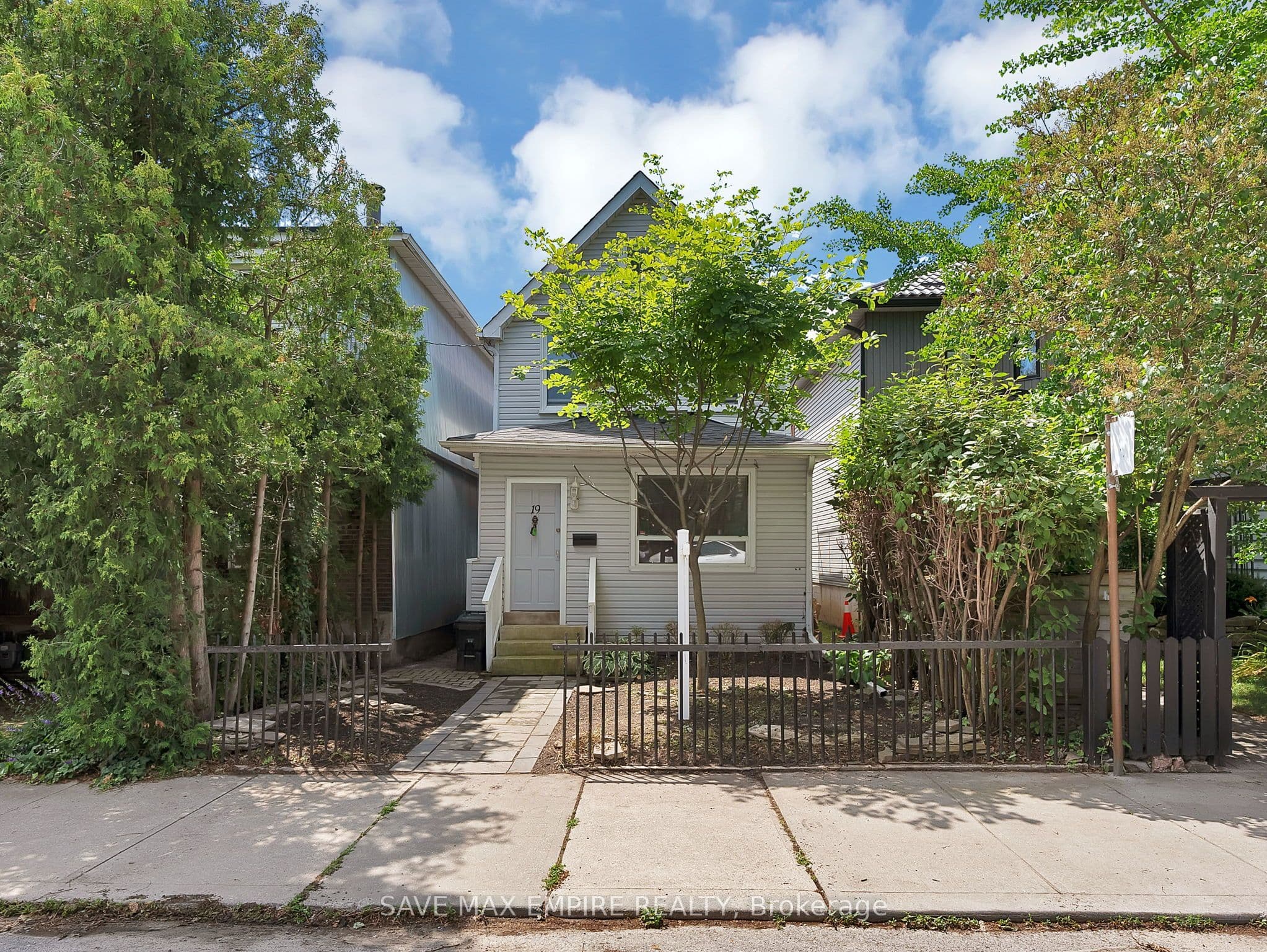 19 Minto Street, Toronto, ON M4L 1B5