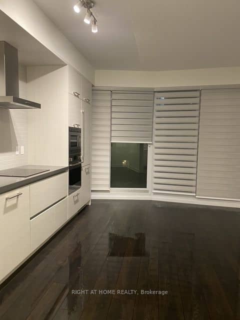 2221 Yonge Street 1205, Toronto, ON M4S 2B4