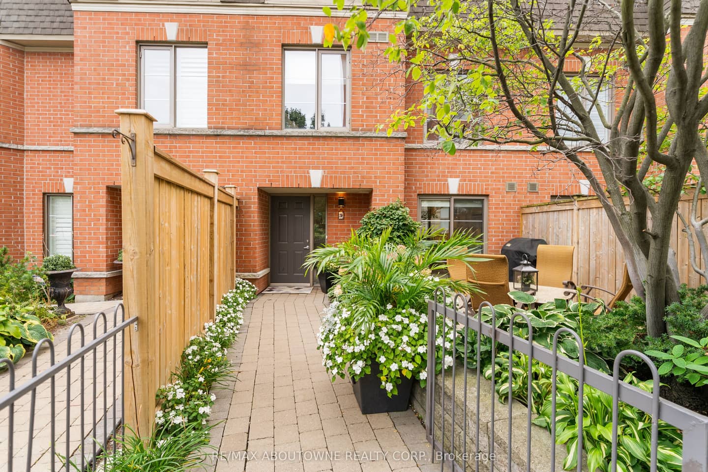 442 Maple Avenue TH9, Burlington, ON L7S 2L7