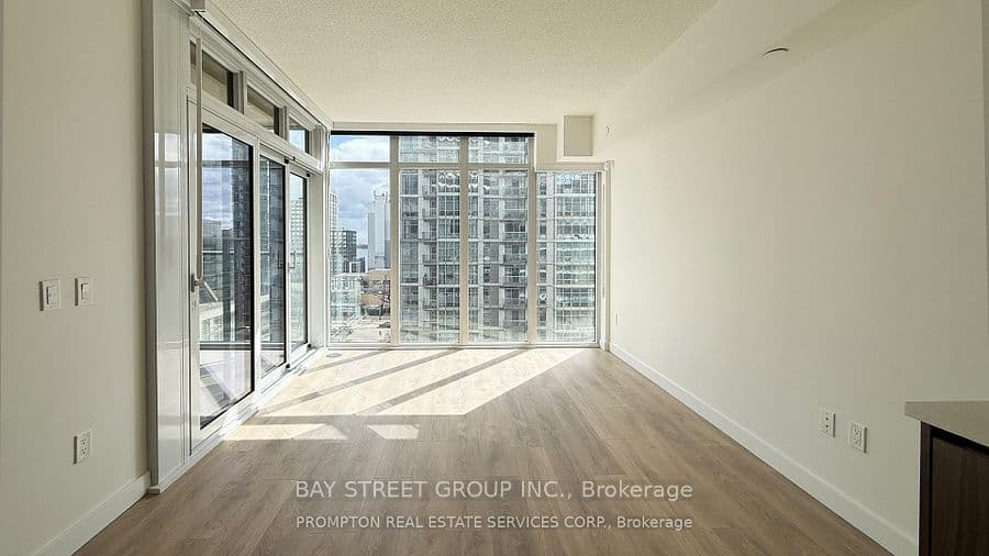 1 Concord Cityplace Way 912, Toronto, ON M5V 0X3