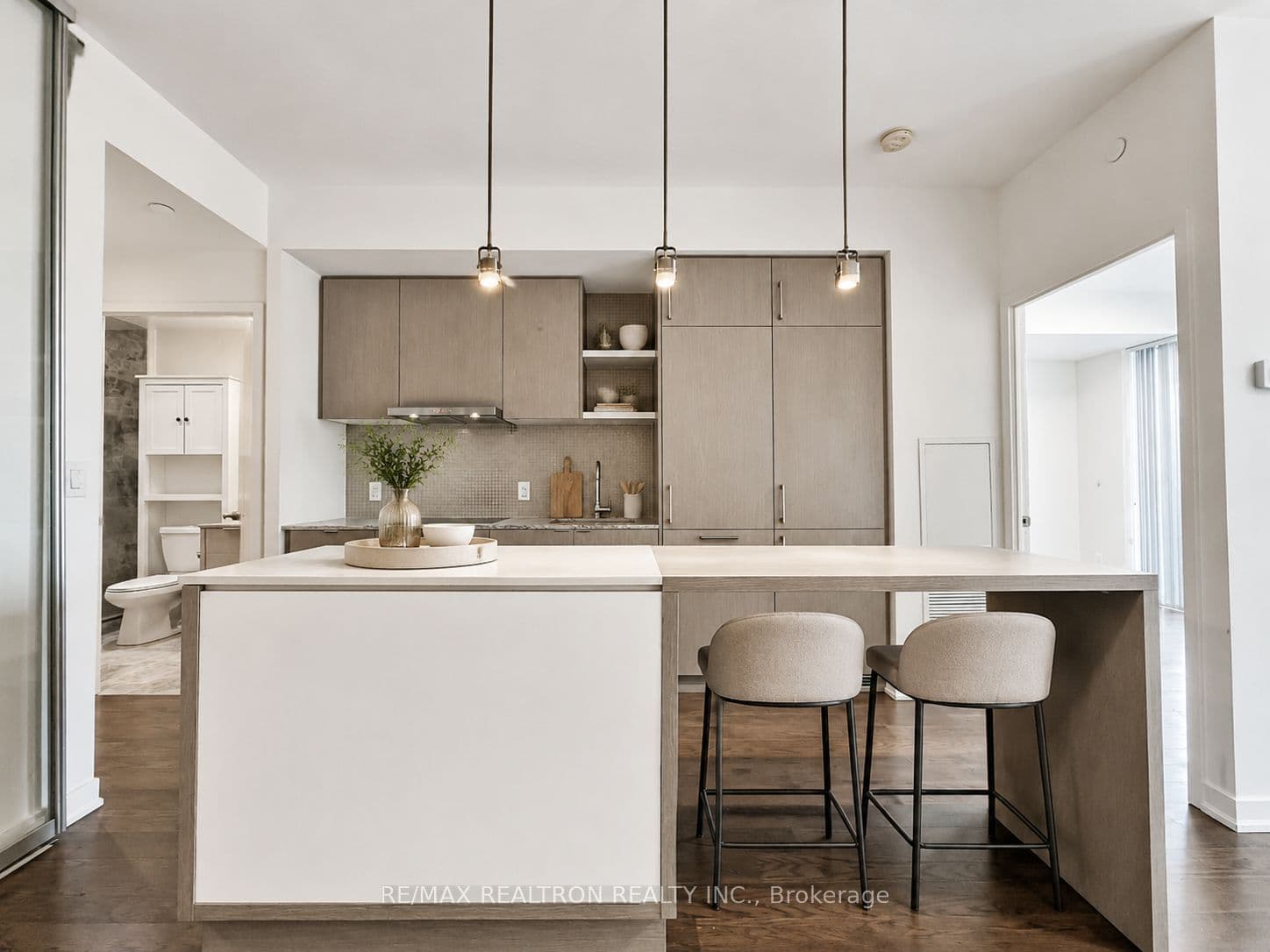 100 Harbour Street 5806, Toronto, ON M5J 1B7